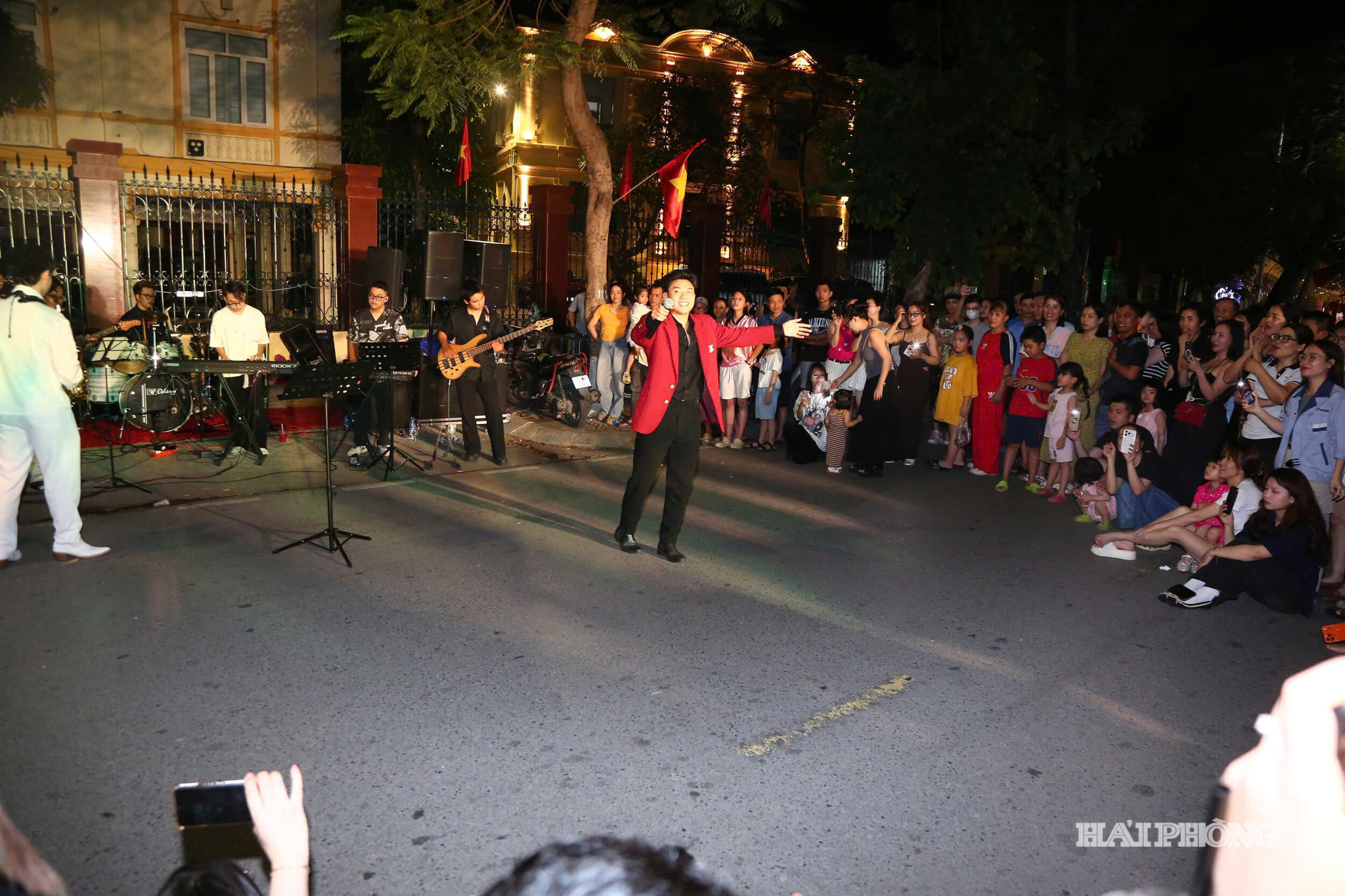 bieu-dien-pho-di-bo-dai-trung-tam-5891a000c81c546172305a0fa544c303.jpg