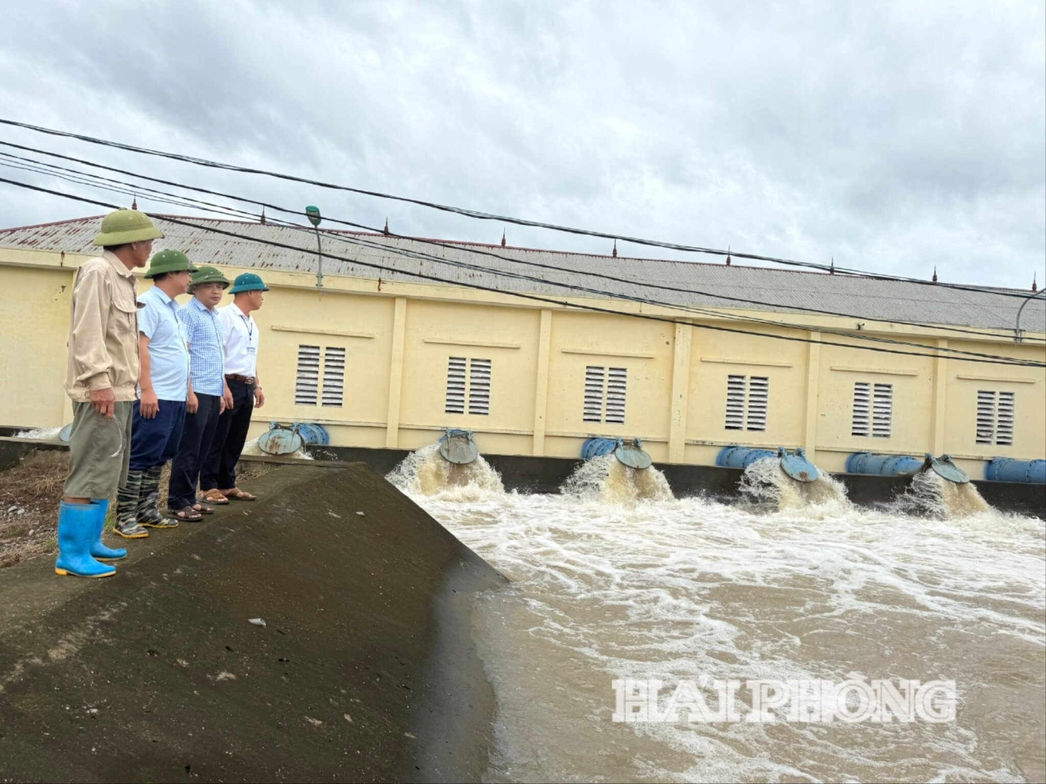 Trạm bơm Đại Đức với 8 máy bơm đang hoạt động hết công suất 24/24 giờ nhằm sớm rút cạn nước, hạn chế ngập úng do mưa bão gây ra.