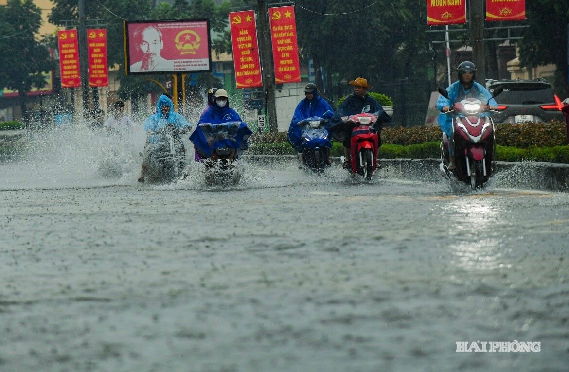 Mưa lớn kéo dài khiến nhiều nơi ngập cục bộ, khó khăn trong đi lại.