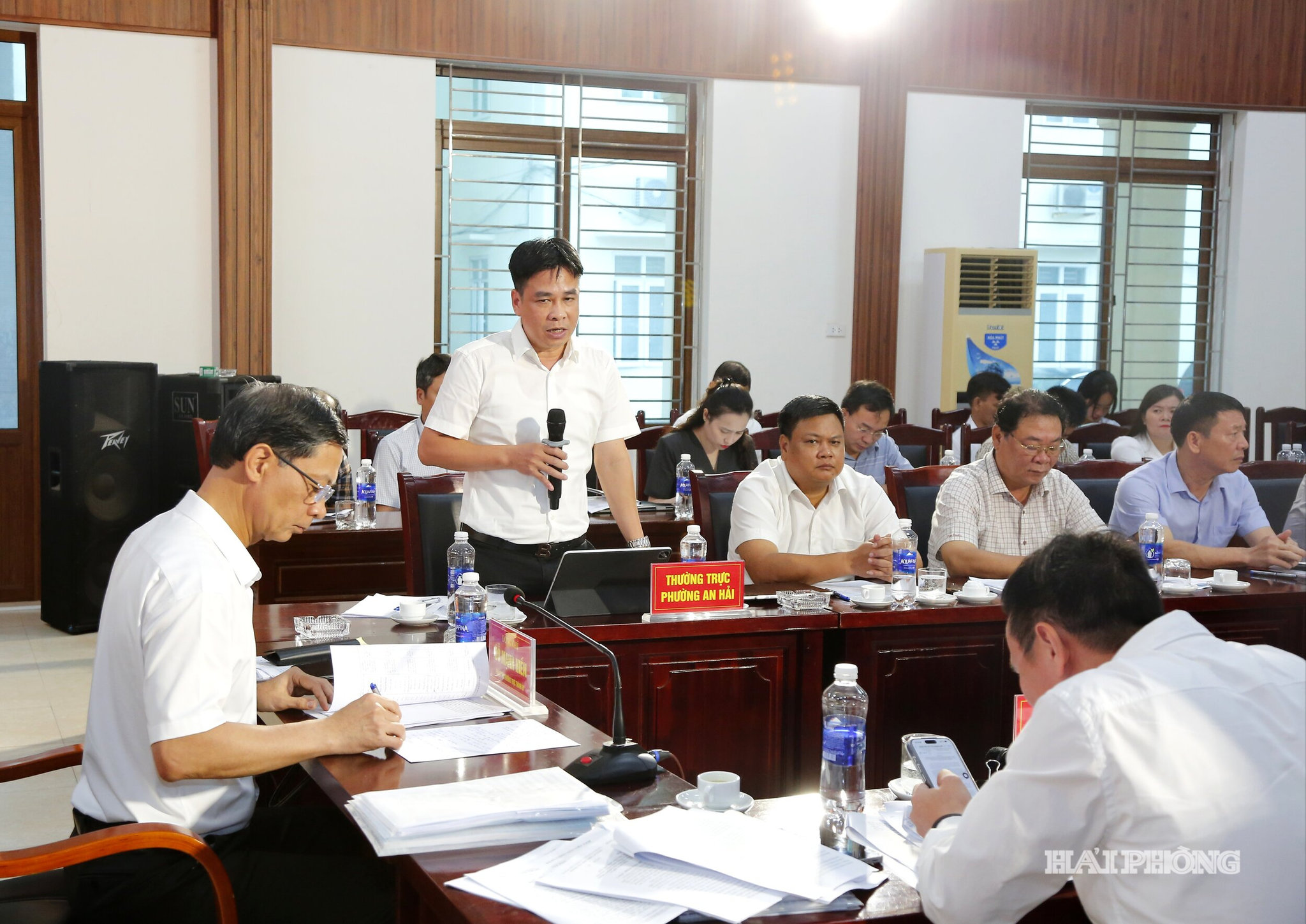 Đại diện Thường trực phường An Hải báo cáo tình hình của phường