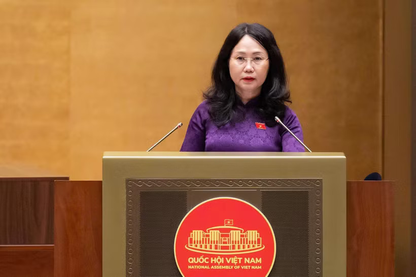 Bộ trưởng Bộ Văn hóa, Thể thao và Du lịch Lâm Thị Phương Thanh trình bày Báo cáo tiếp thu, giải trình và chỉnh lý dự thảo Luật sửa đổi, bổ sung một số điều của Luật Xuất bản. (Ảnh: quochoi.vn)