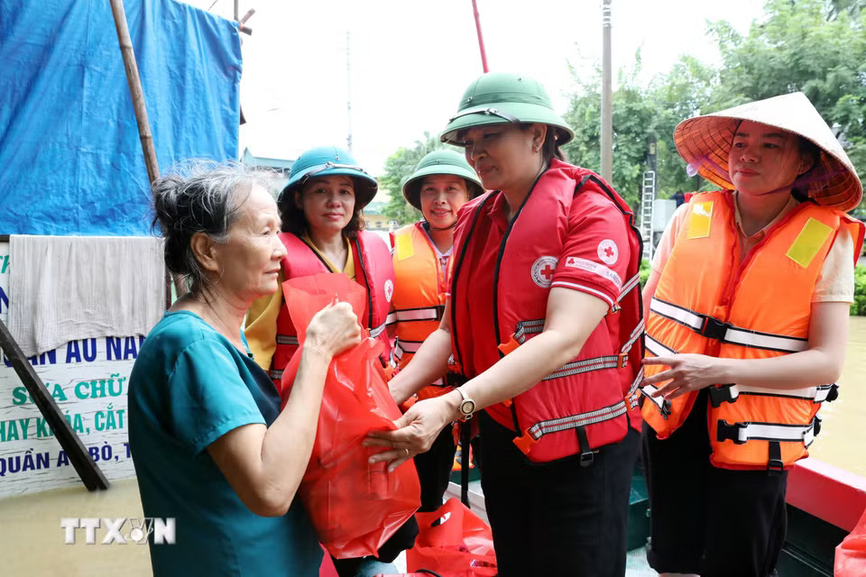 Hội Chữ thập Đỏ tỉnh Lạng Sơn cứu trợ khẩn cấp cho người dân vùng lũ xã Thất Khê, tỉnh Lạng Sơn. (Ảnh: Văn Đạt/TTXVN)