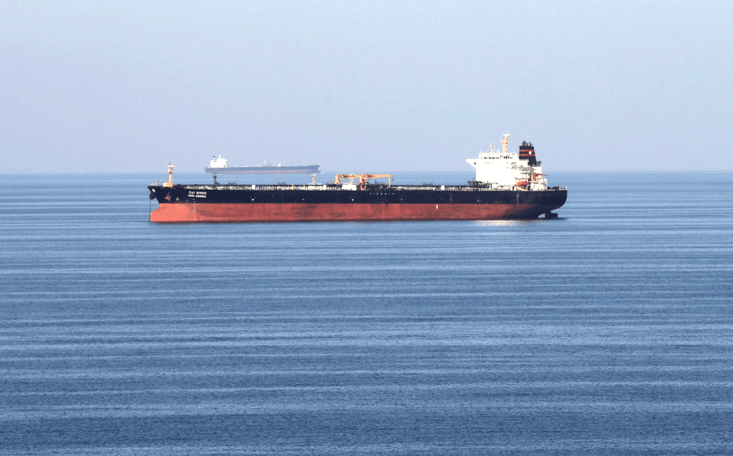 Các tàu chở dầu đi qua eo biển Hormuz. Ảnh: REUTER