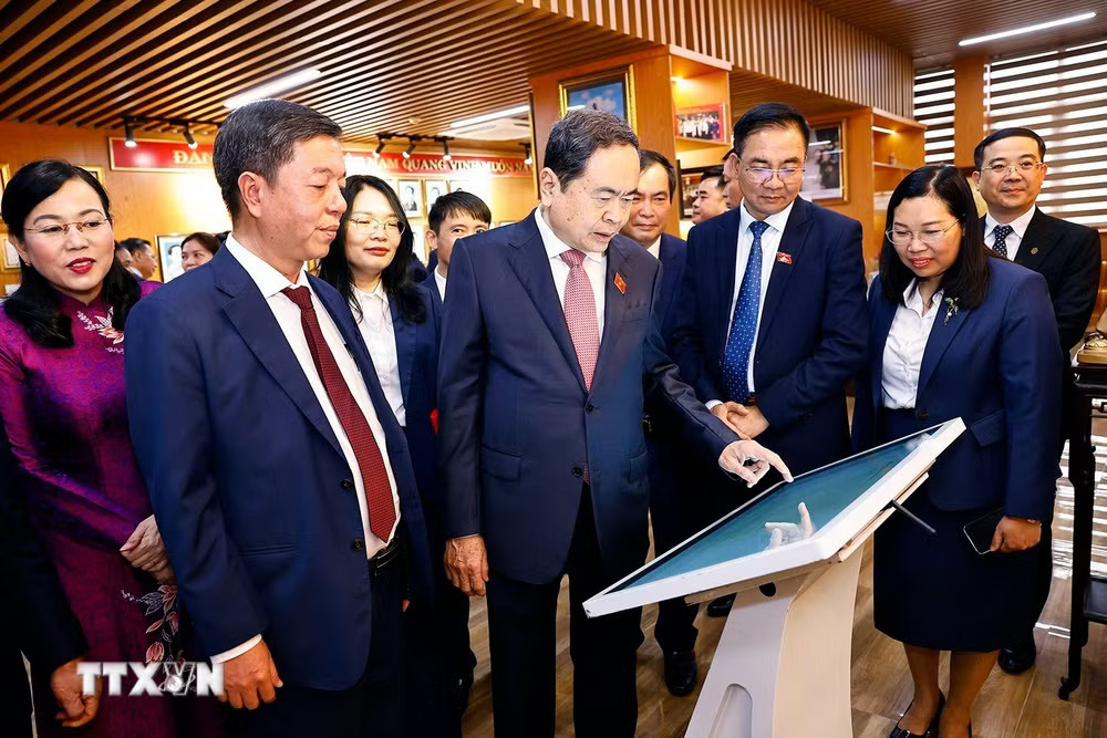 ttxvn-chu-tich-quoc-hoi-tran-thanh-man-du-le-gioi-thieu-bo-sach-luat-duoc-thong-qua-tai-ky-hop-thu-10-5.jpg
