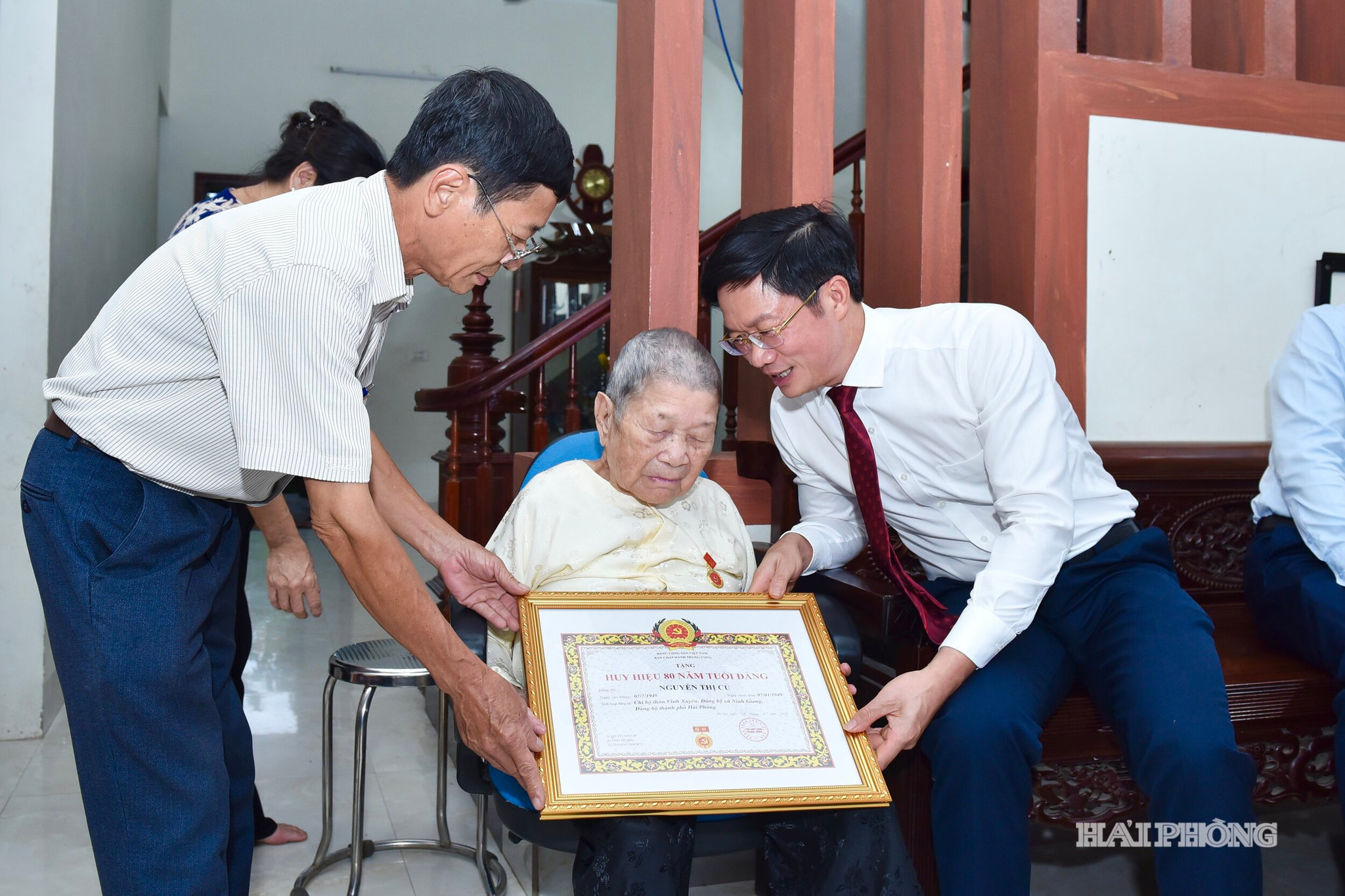 Đồng chí Phạm Văn Lập, Phó Bí thư Thành ủy, Chủ tịch Ủy ban MTTQ Việt Nam thành phố trao Huy hiệu 80 năm tuổi Đảng đợt 2/9/2026 tặng đảng viên Nguyễn Thị Củ thuộc Chi bộ thôn Vĩnh Xuyên, xã Ninh Giang.