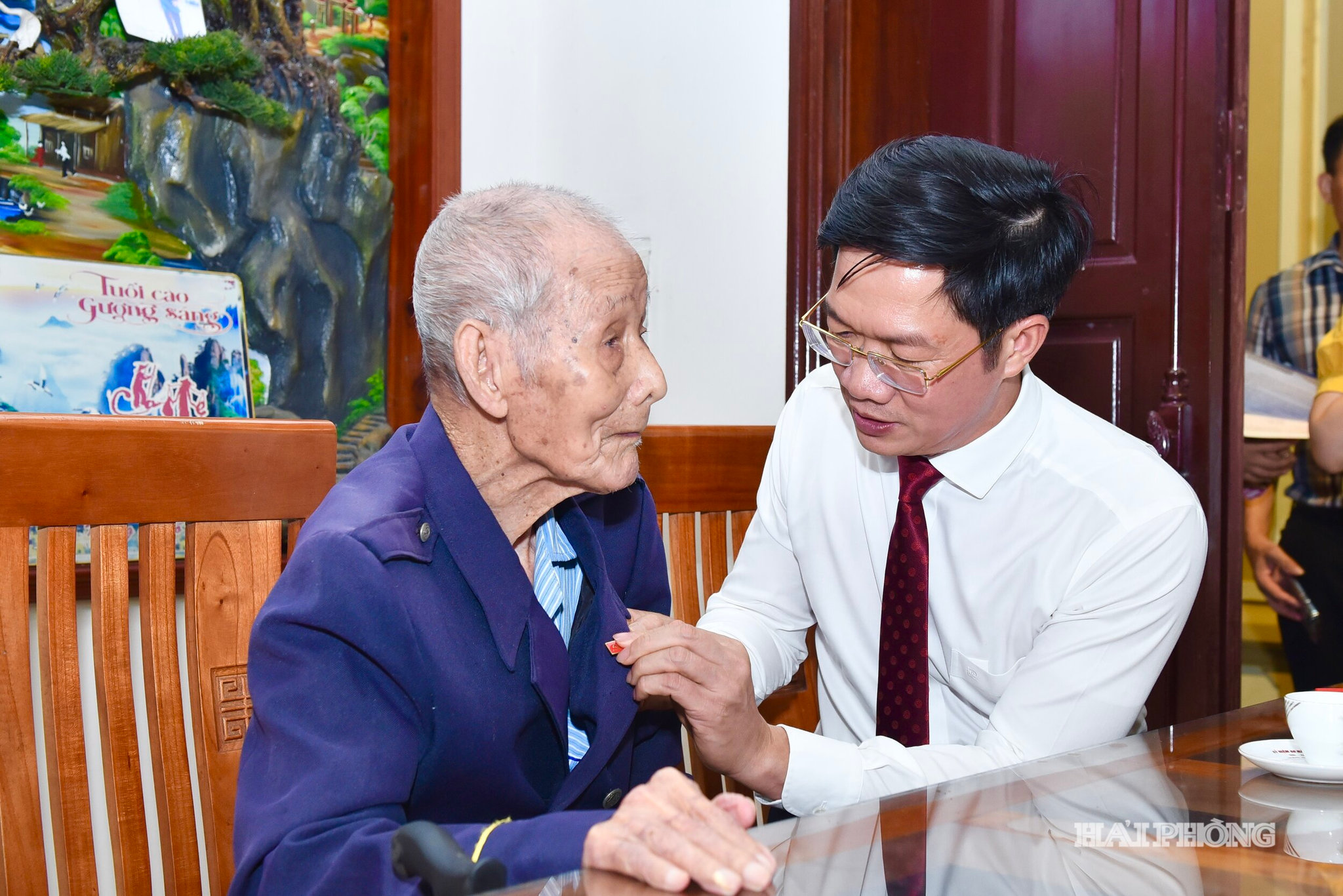 Đồng chí Phạm Văn Lập, Phó Bí thư Thành ủy, Chủ tịch Ủy ban MTTQ Việt Nam thành phố trao Huy hiệu 80 năm tuổi Đảng đợt 2/9/2026 tặng đảng viên Hà Văn Đang, thuộc Chi bộ thôn Nam Tạ 1, Đảng bộ xã Vĩnh Bảo.