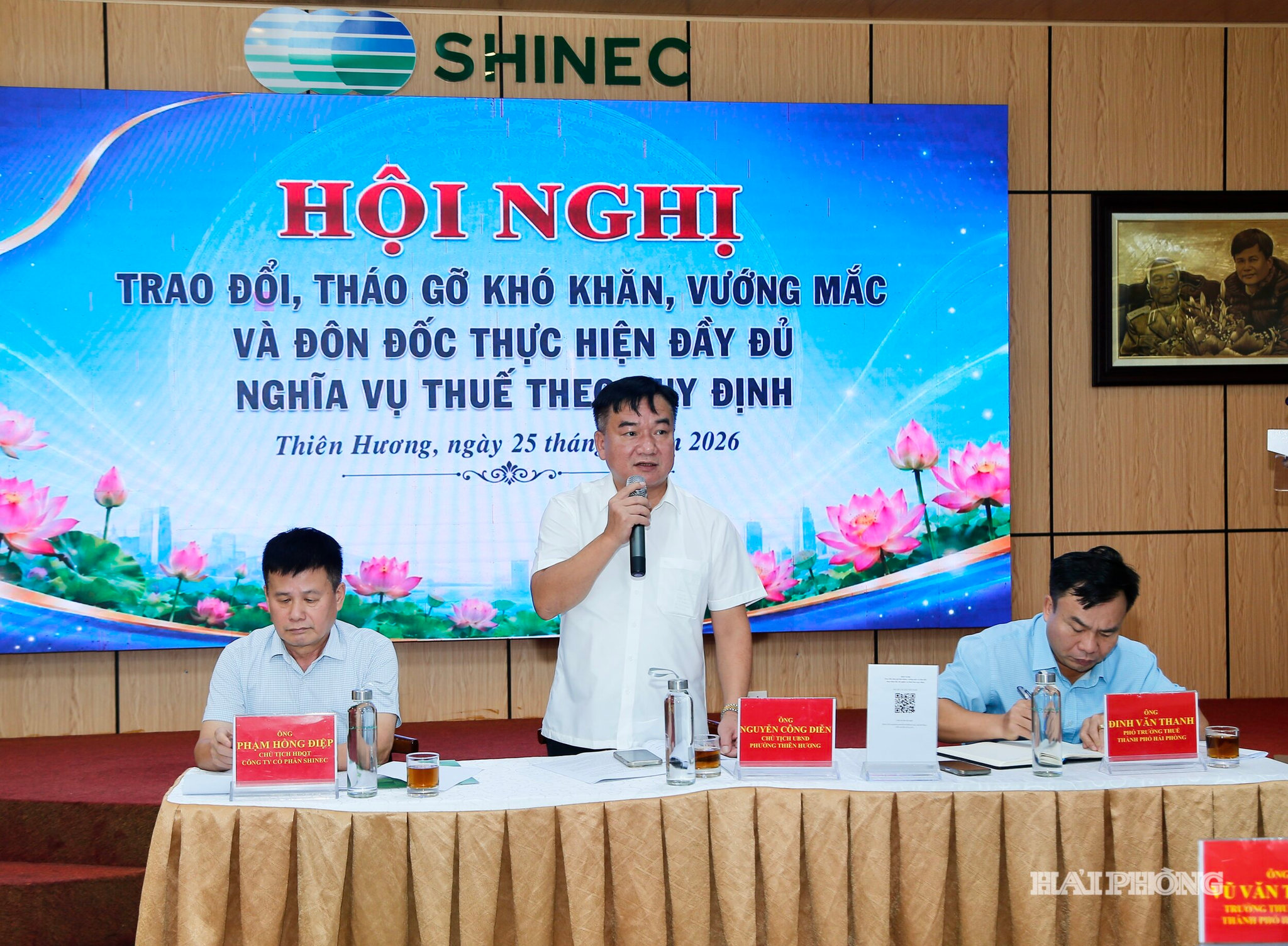 Lãnh đạo phường Thiên Hương, Thuế thành phố và Khu công nghiệp Nam cầu Kiền chủ trì hội nghị.