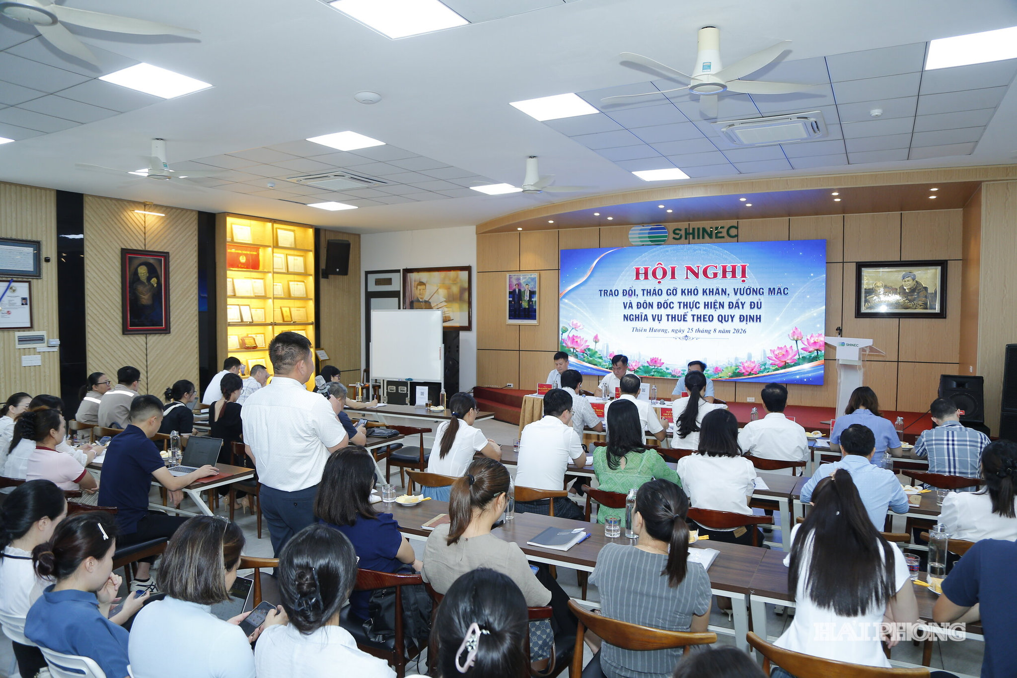 Nhiều doanh nghiệp trên địa bàn phường Thiên Hương tham dự hội nghị và nêu nhiều ý kiến phối hợp cùng các cơ quan tháo gỡ khó khăn, vướng mắc.