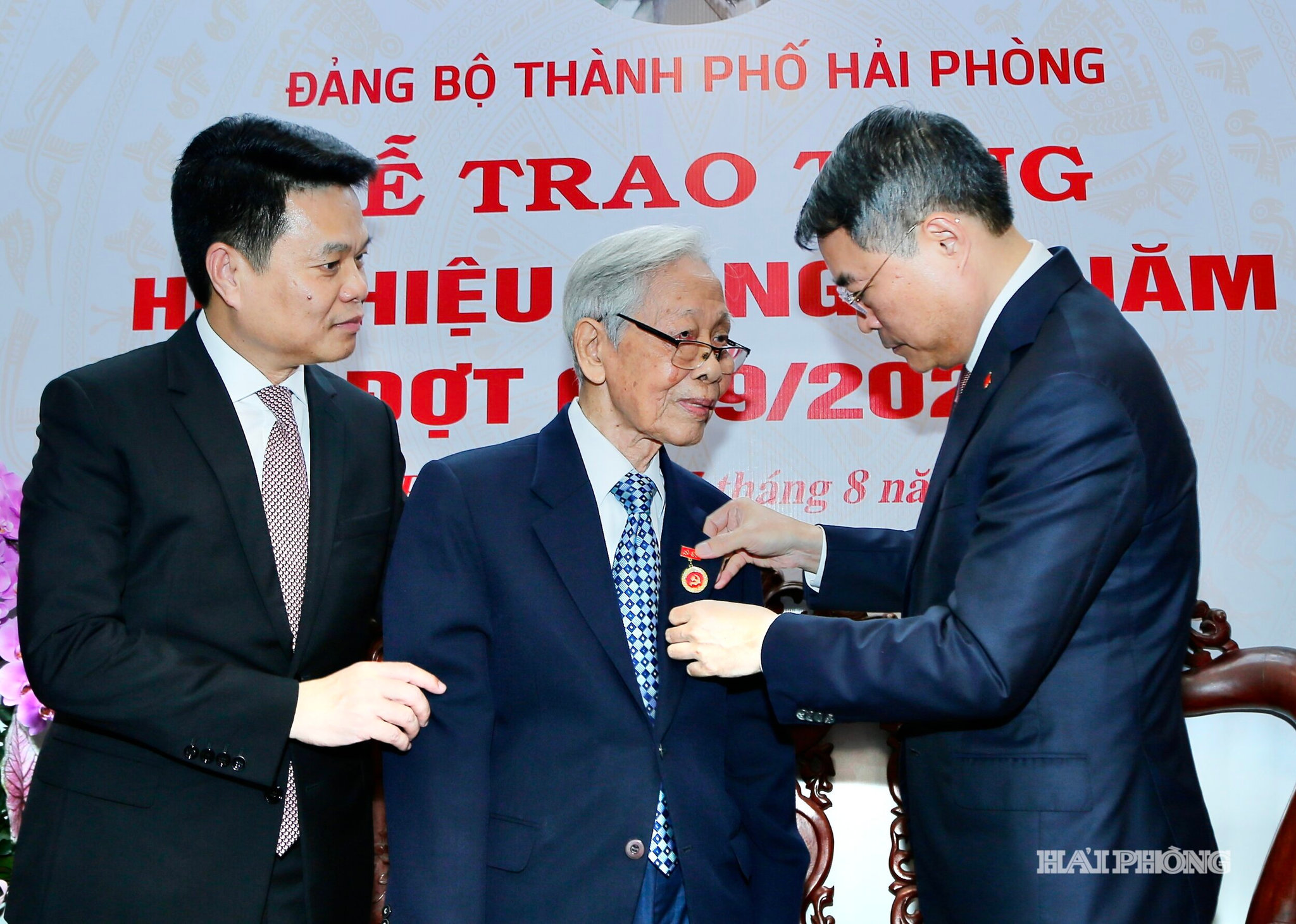Đồng chí Lê Minh Hưng, Uỷ viên Bộ Chính trị, Thủ tướng Chính phủ trao huy hiệu