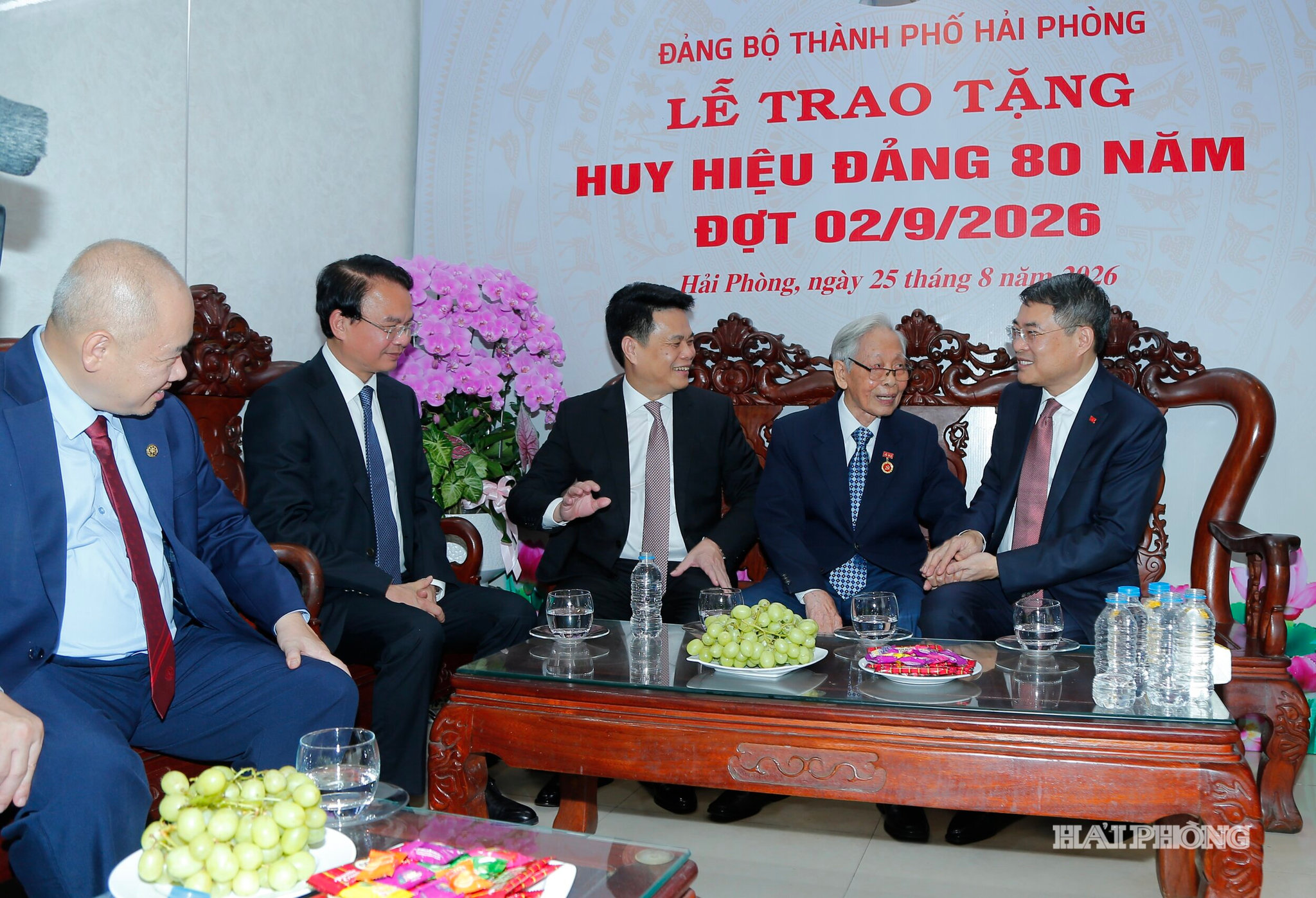Đồng chí Lê Minh Hưng, Uỷ viên Bộ Chính trị, Thủ tướng Chính phủ cùng các đồng chí lãnh đạo Trung ương và thành phố thăm, trao huy hiệu Đảng chúc mừng đồng chí Đoàn Thế Đính (Cao Văn) nguyên Uỷ viên ban Thường vụ Thành uỷ, nguyên Quyển Chủ tịch UBND thành phố.
