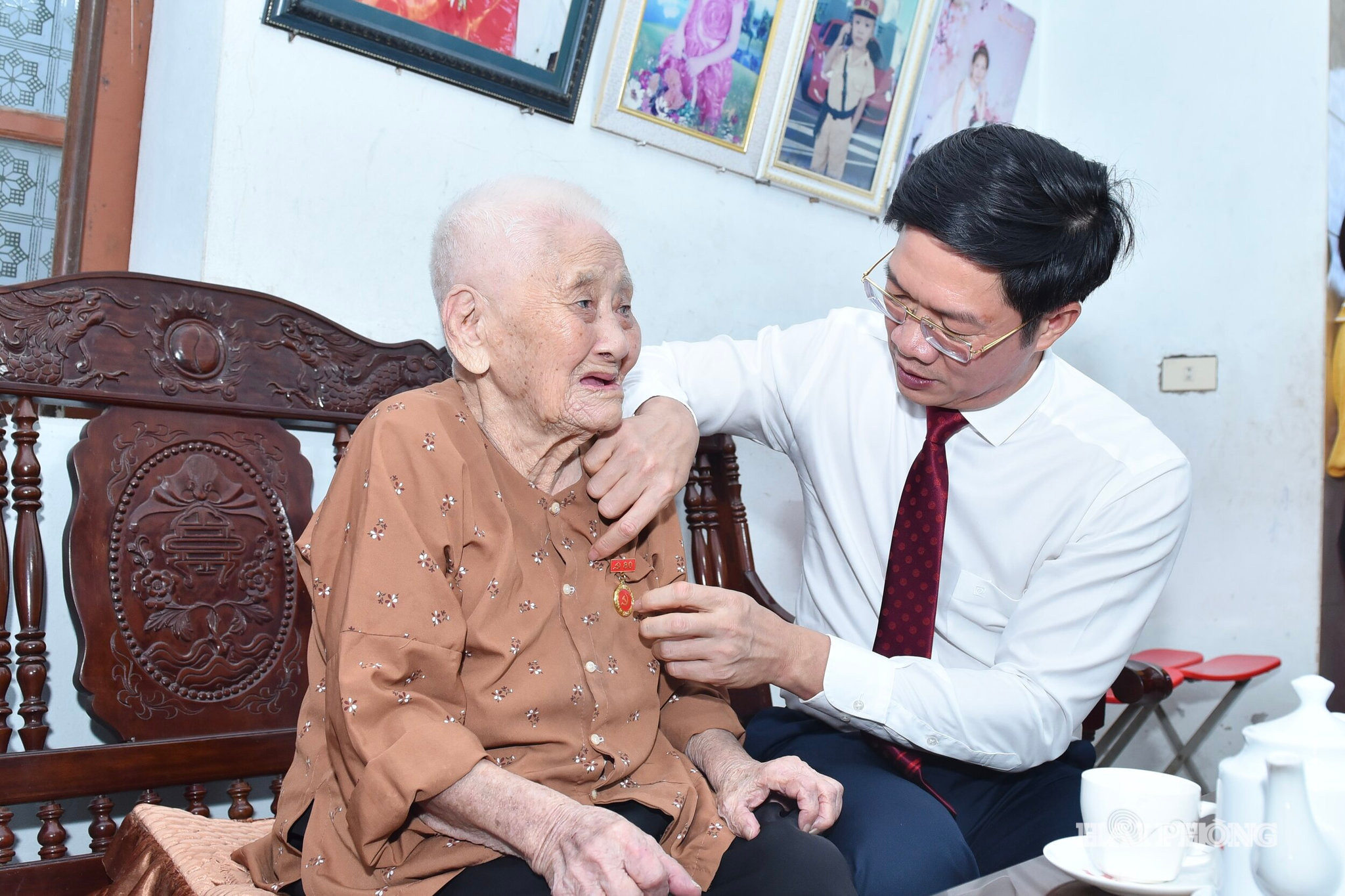 Đồng chí Phạm Văn Lập, Phó Bí thư Thành ủy, Chủ tịch Ủy ban MTTQ Việt Nam thành phố trao Huy hiệu 80 năm tuổi Đảng đợt 2/9/2026 tặng đảng viên Nguyễn Thị Tạc thuộc Chi bộ thôn Tiêu Tương, xã Ninh Giang.