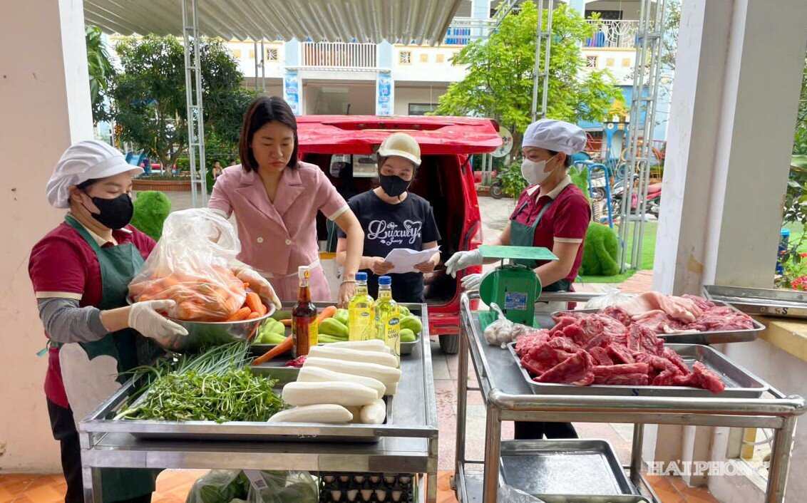 Công tác kiểm tra thực phẩm tại các cơ sở giáo dục thường xuyên được thực hiện. Trong ảnh: Phường Hồng Bàng kiểm tra đột xuất bếp ăn Trường Mầm non Hùng Vương