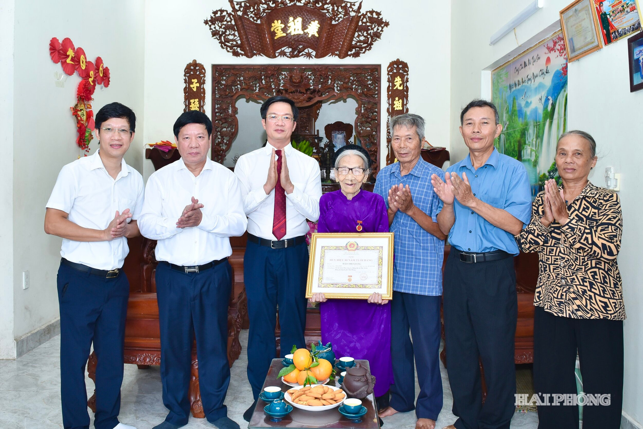 Đồng chí Phạm Văn Lập, Phó Bí thư Thành ủy, Chủ tịch Ủy ban MTTQ Việt Nam thành phố trao Huy hiệu 80 năm tuổi Đảng đợt 2/9/2026 tặng đảng viên Đào Thị Giang tại xã Tân Minh.