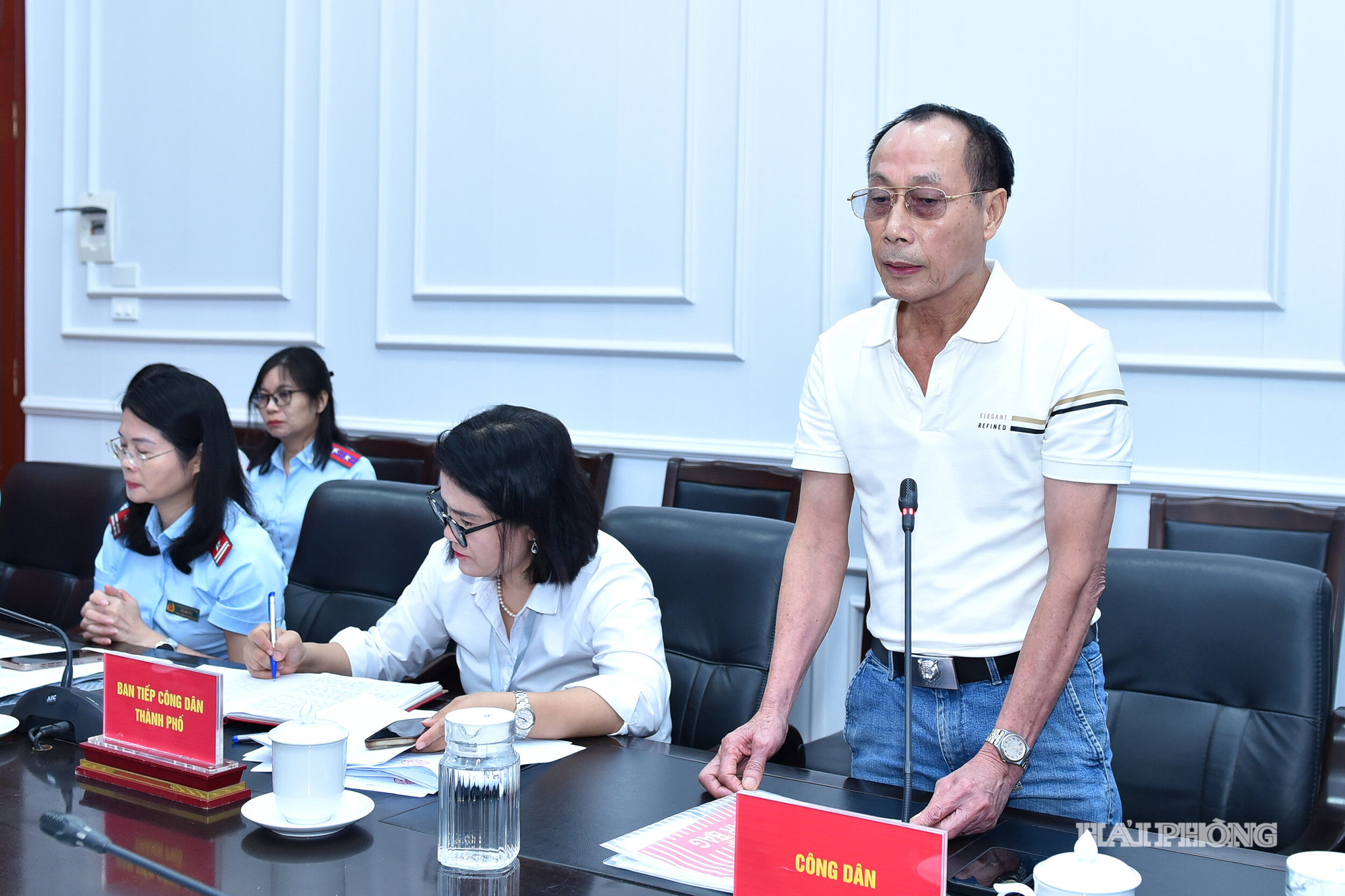 Đại diện hộ dân nêu ý kiến tại hội nghị.