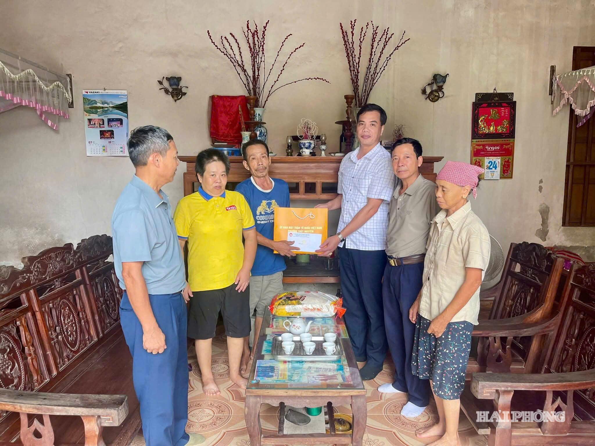 Đại diện Ủy ban MTTQ Việt Nam phường Thủy Nguyên trao quà cho các gia đình.