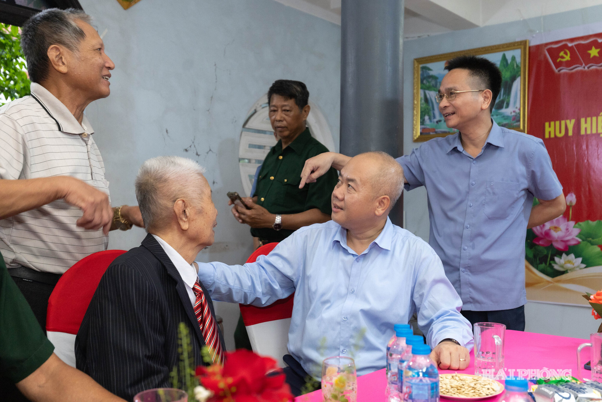 trao-huy-hieu-1.jpg