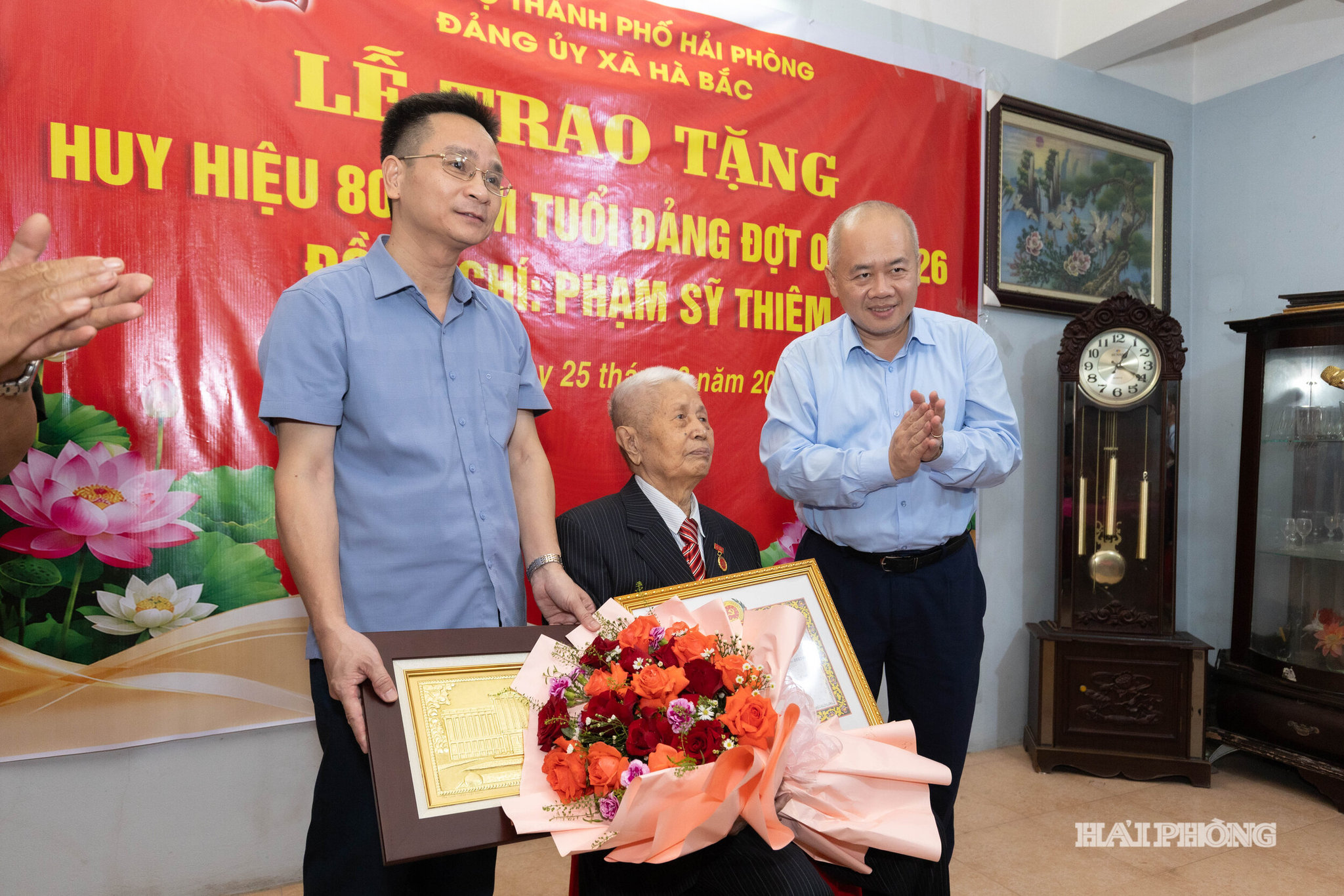 trao-huy-hieu-3.jpg