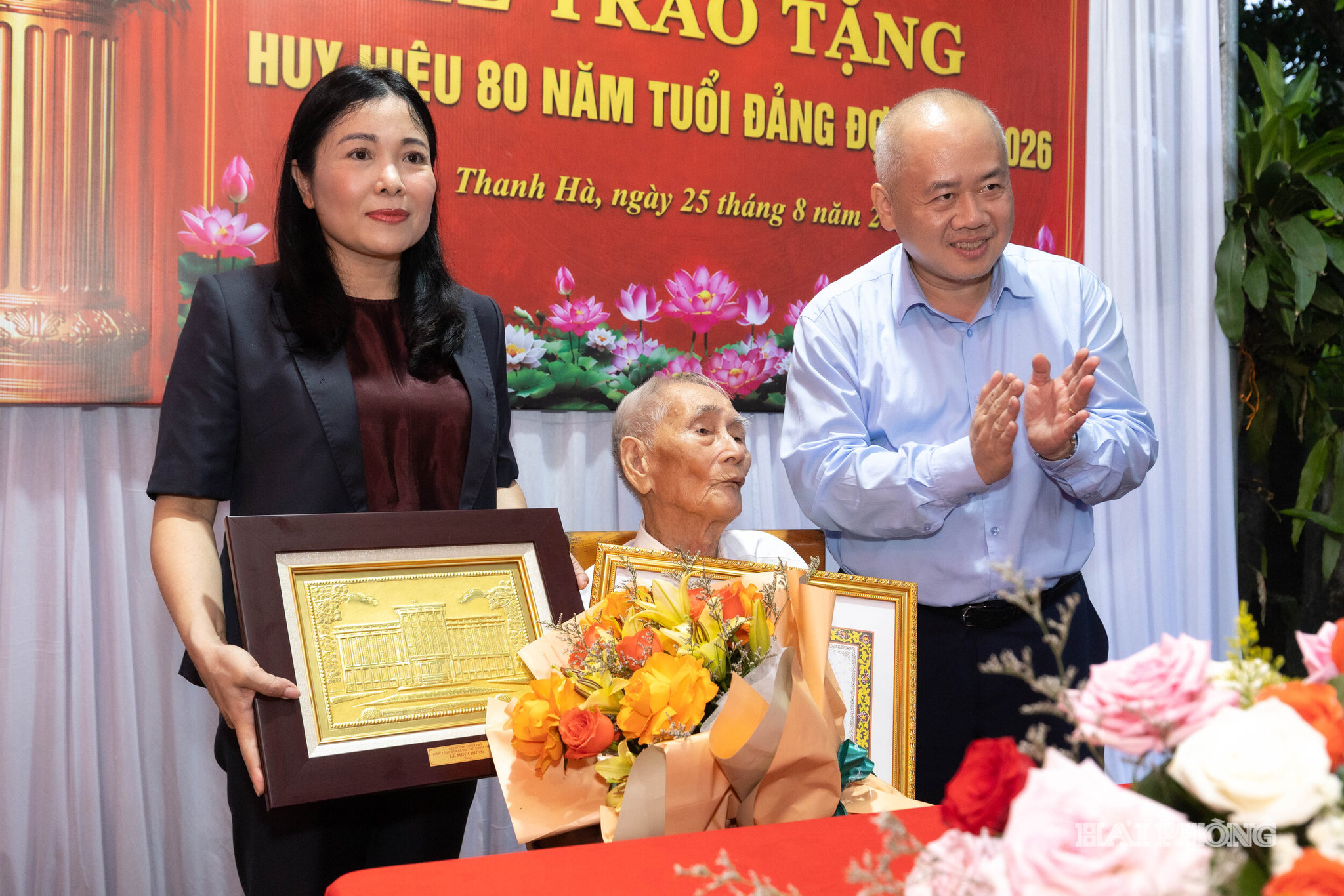 trao-huy-hieu-4.jpg