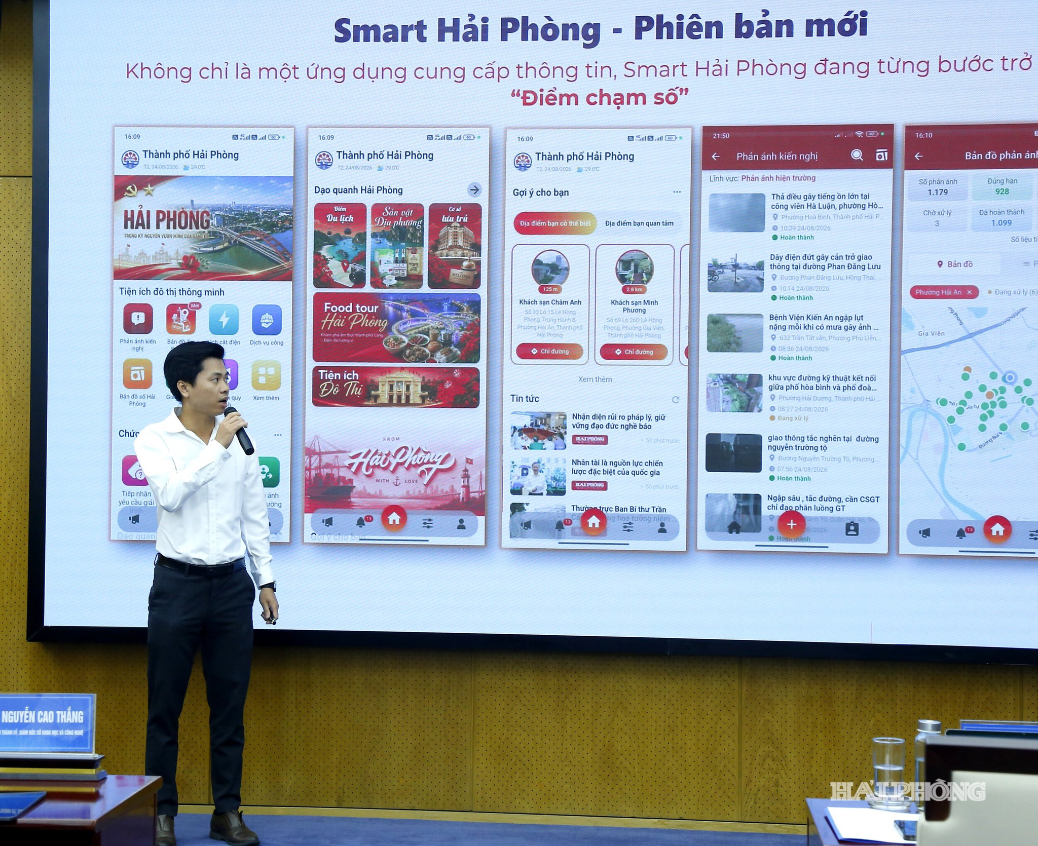 Đại diện VNPT giớI thiệu các tính năng cập nhật của phiên bản mới ứng dụng Smart Hải Phòng