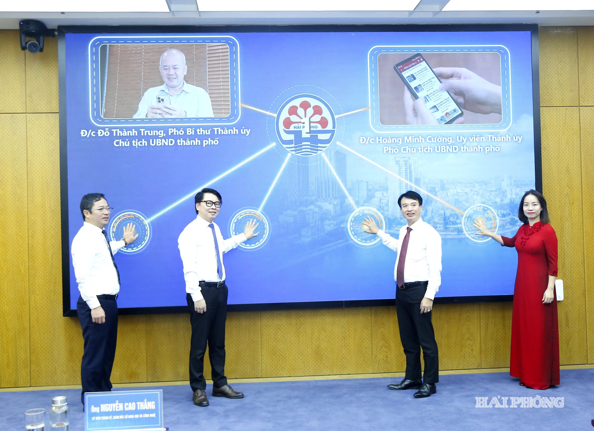 Các đồng chí lãnh đạo Sở Khoa học - Công nghệ, Viettel Hải Phòng, Sở Văn hóa thể thao và Du lịch nhấn nút khai trương