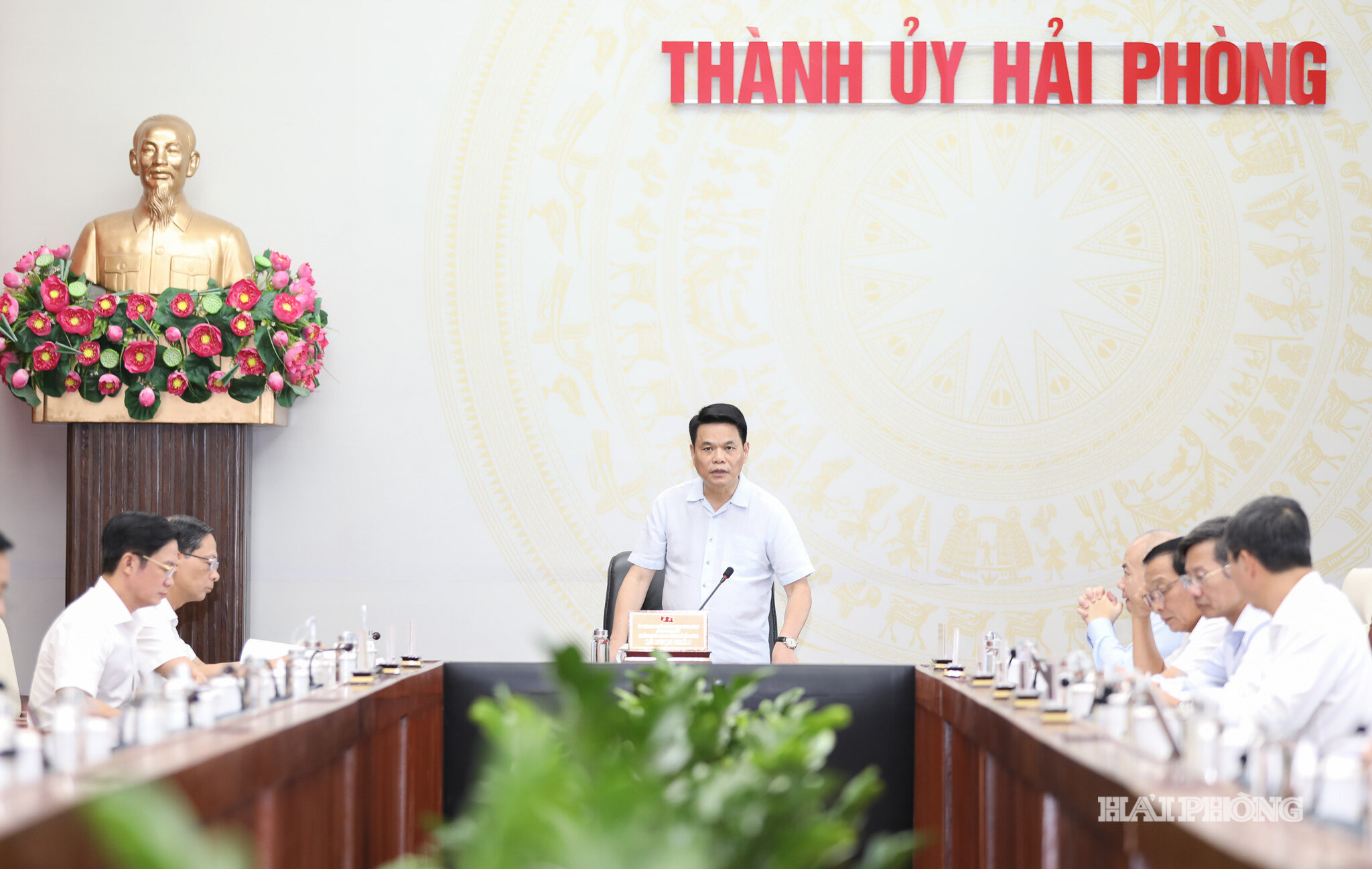Đồng chí Lê Ngọc Châu, Ủy viên Trung ương Đảng, Bí thư Thành ủy, Trưởng Đoàn đại biểu Quốc hội thành phố Hải Phòng chủ trì cuộc họp.