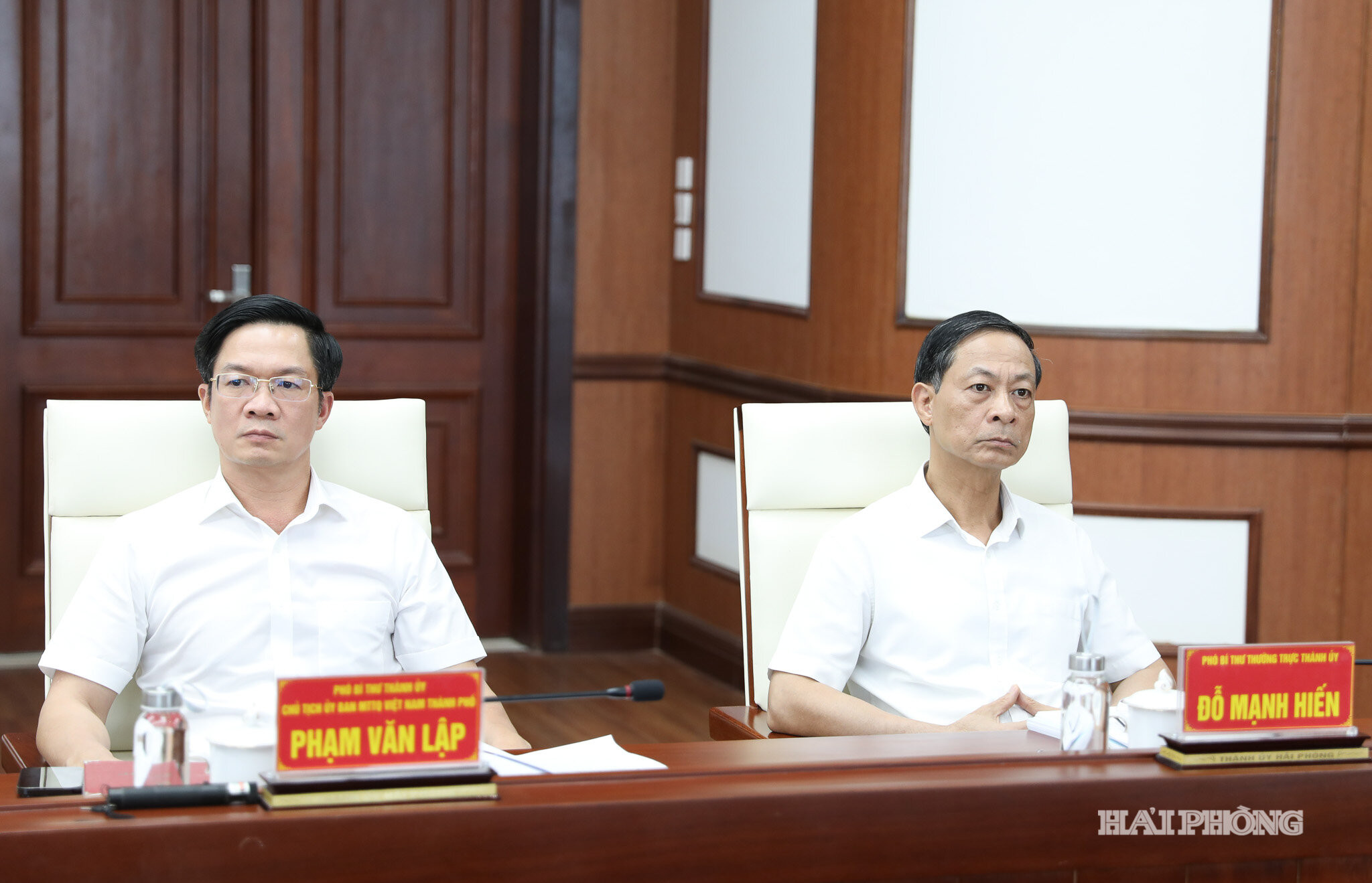 Các đồng chí: Đỗ Mạnh Hiến, Phó Bí thư Thường trực Thành ủy; Phạm Văn Lập, Phó Bí thư Thành ủy, Chủ tịch Ủy ban MTTQ Việt Nam thành phố dự cuộc họp.