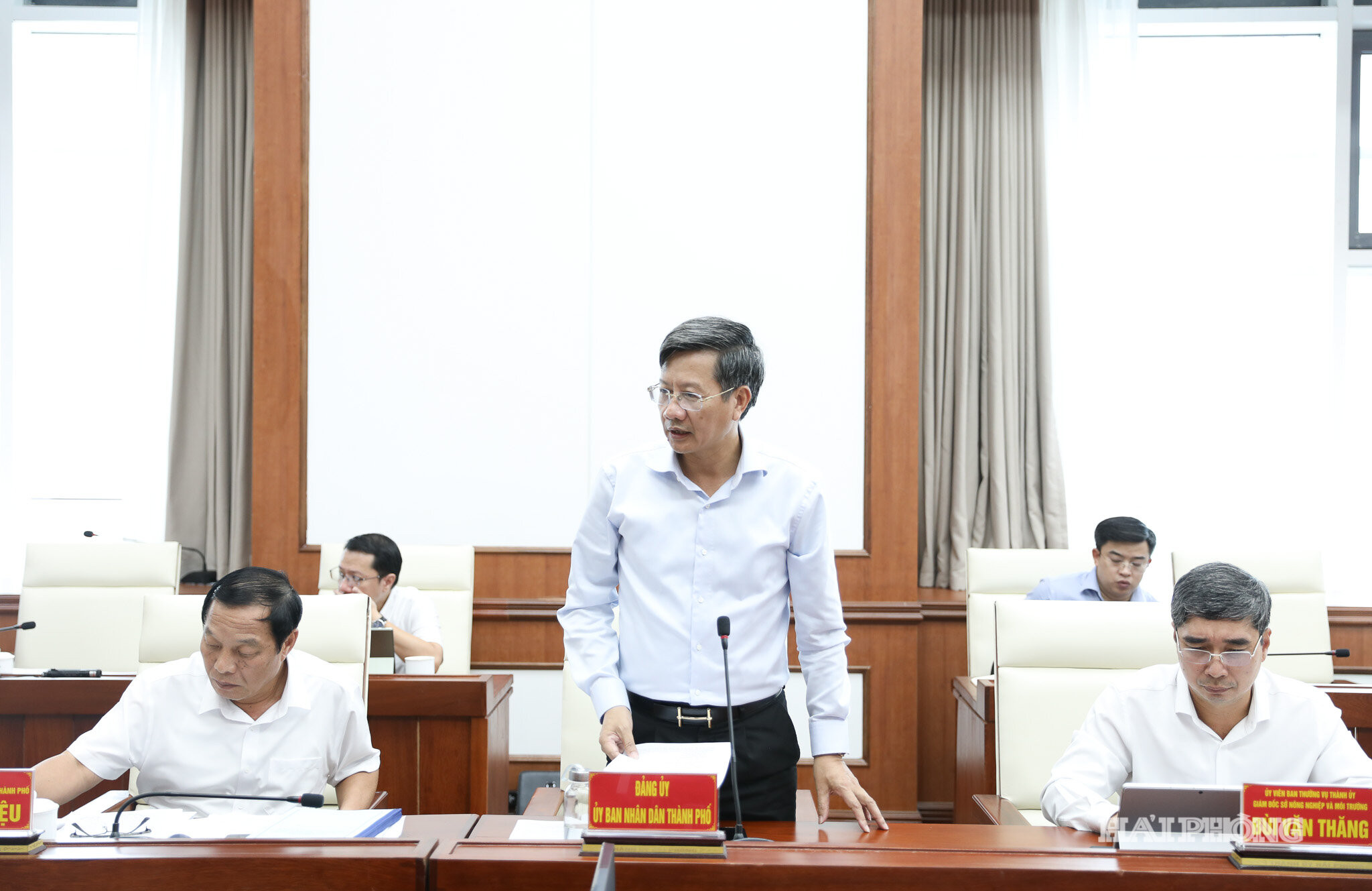 Đồng chí Lê Anh Quân, Uỷ viên Ban Thường vụ Thành uỷ, Phó Chủ tịch Thường trực UBND thành phố đại diện Đảng uỷ UBND thành phố báo cáo các nội dung tại cuộc họp.