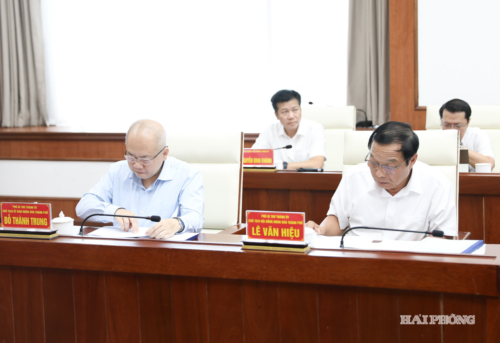 Các đồng chí: Đỗ Thành Trung, Phó Bí thư Thành uỷ, Chủ tịch UBND thành phố; Lê Văn Hiệu, Phó Bí thư Thành ủy, Chủ tịch HĐND thành phố dự cuộc họp.