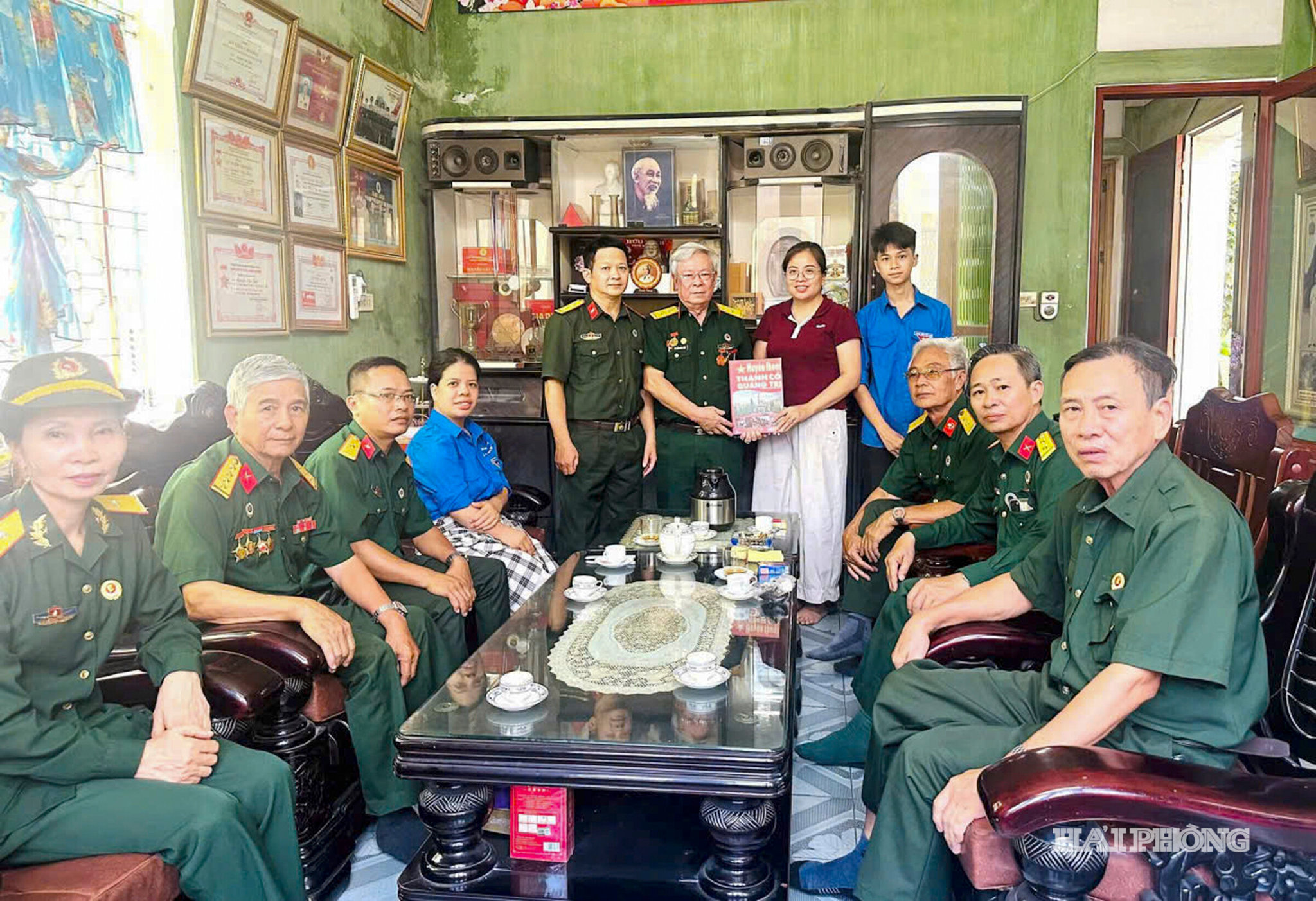 Đại diện các tổ chức, đoàn thể phường Nhị Chiểu đến thăm và trao quà tặng cựu chiến binh.