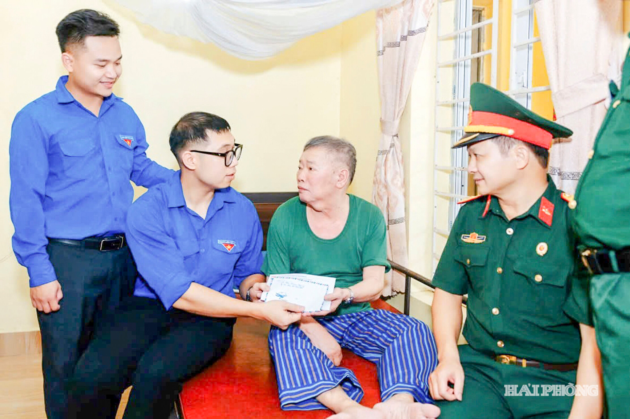 Đại diện các tổ chức, đoàn thể phường Nhị Chiểu đến thăm và trao quà tặng cựu chiến binh.
