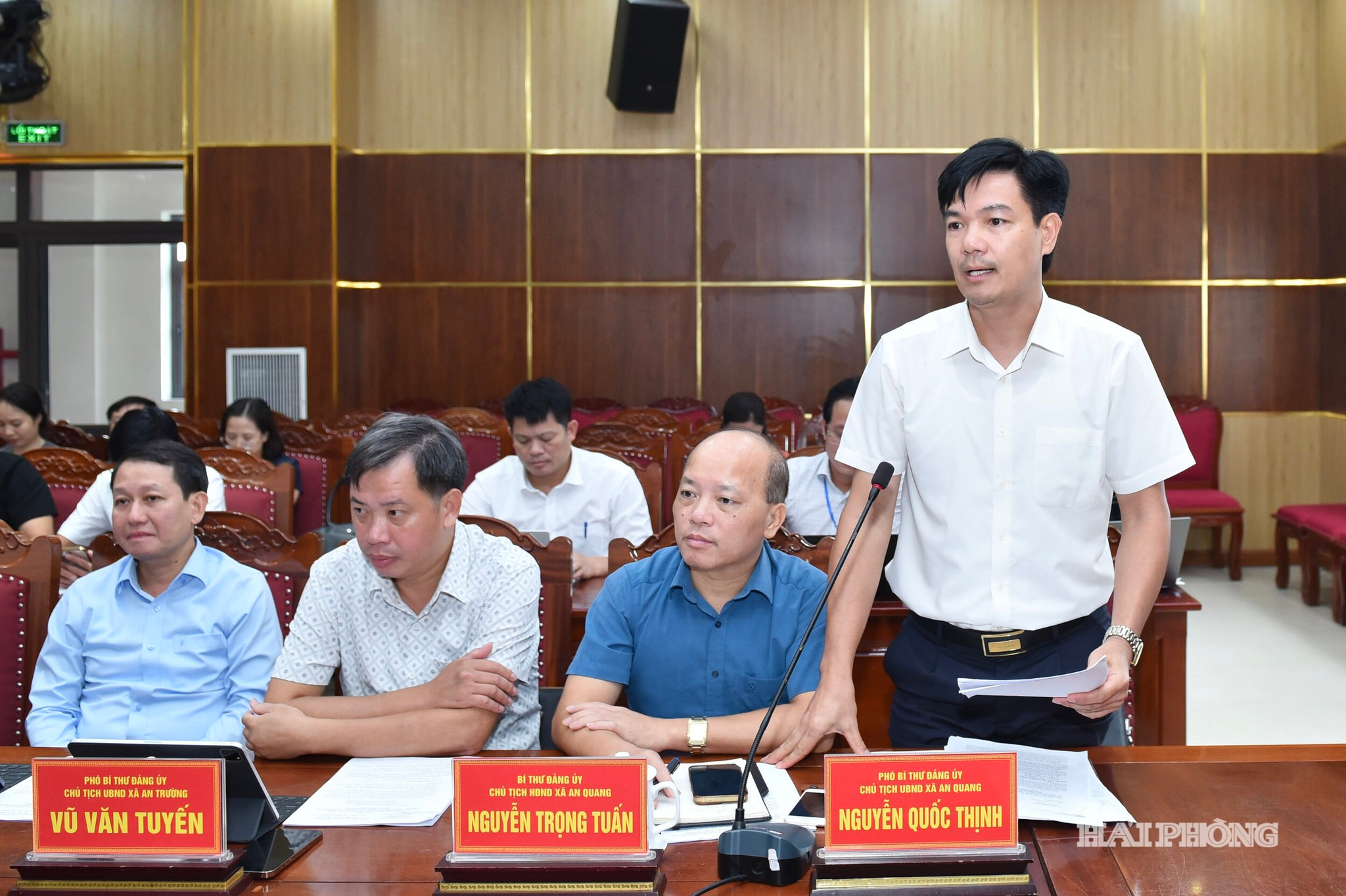 Lãnh đạo xã An Quang báo cáo tại cuộc làm việc.