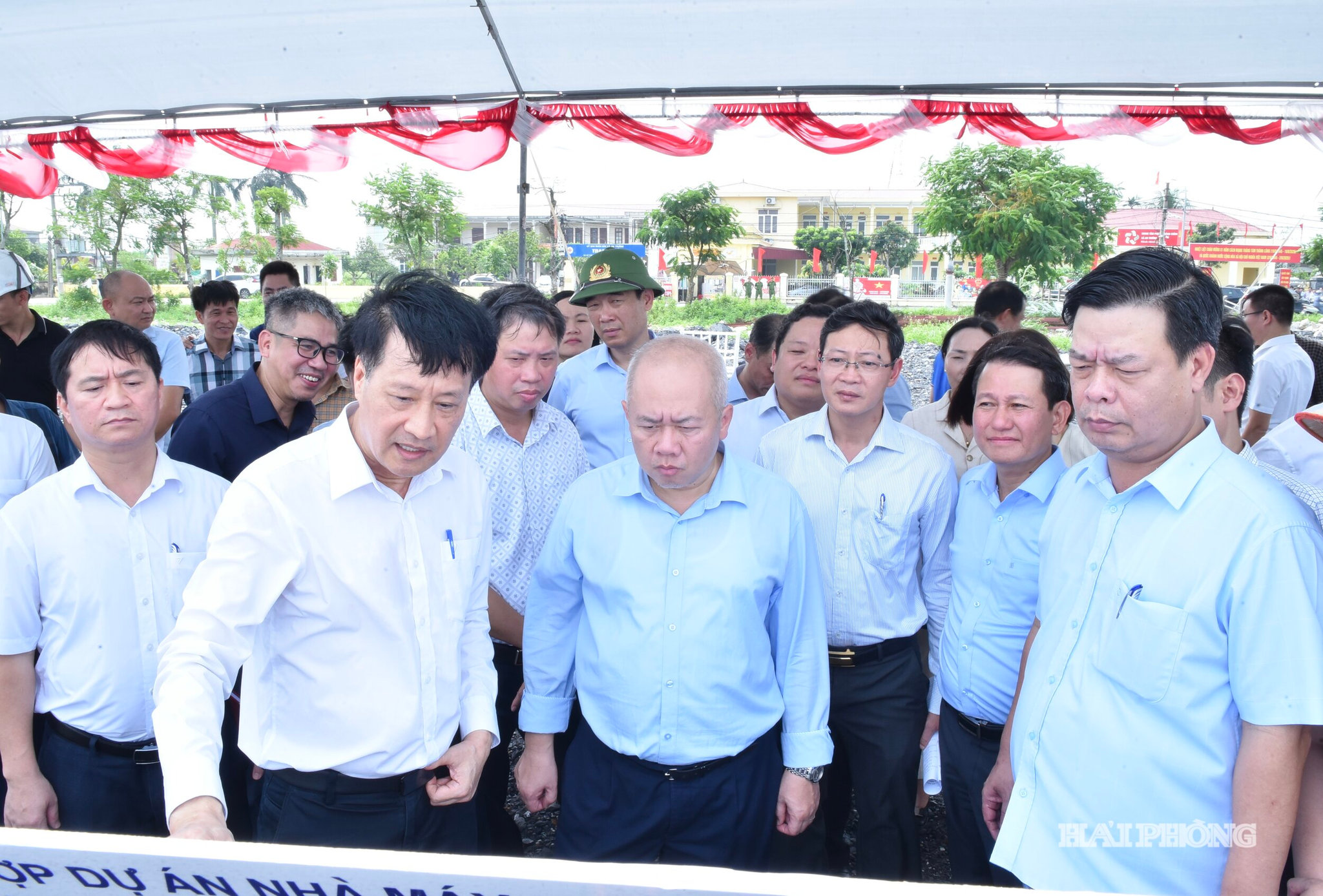 Đồng chí Đỗ Thành Trung, Phó Bí thư Thành uỷ, Chủ tịch UBND thành phố kiểm tra tiến độ dự án Khu công nghiệp Tràng duệ 3, xã An Trường.