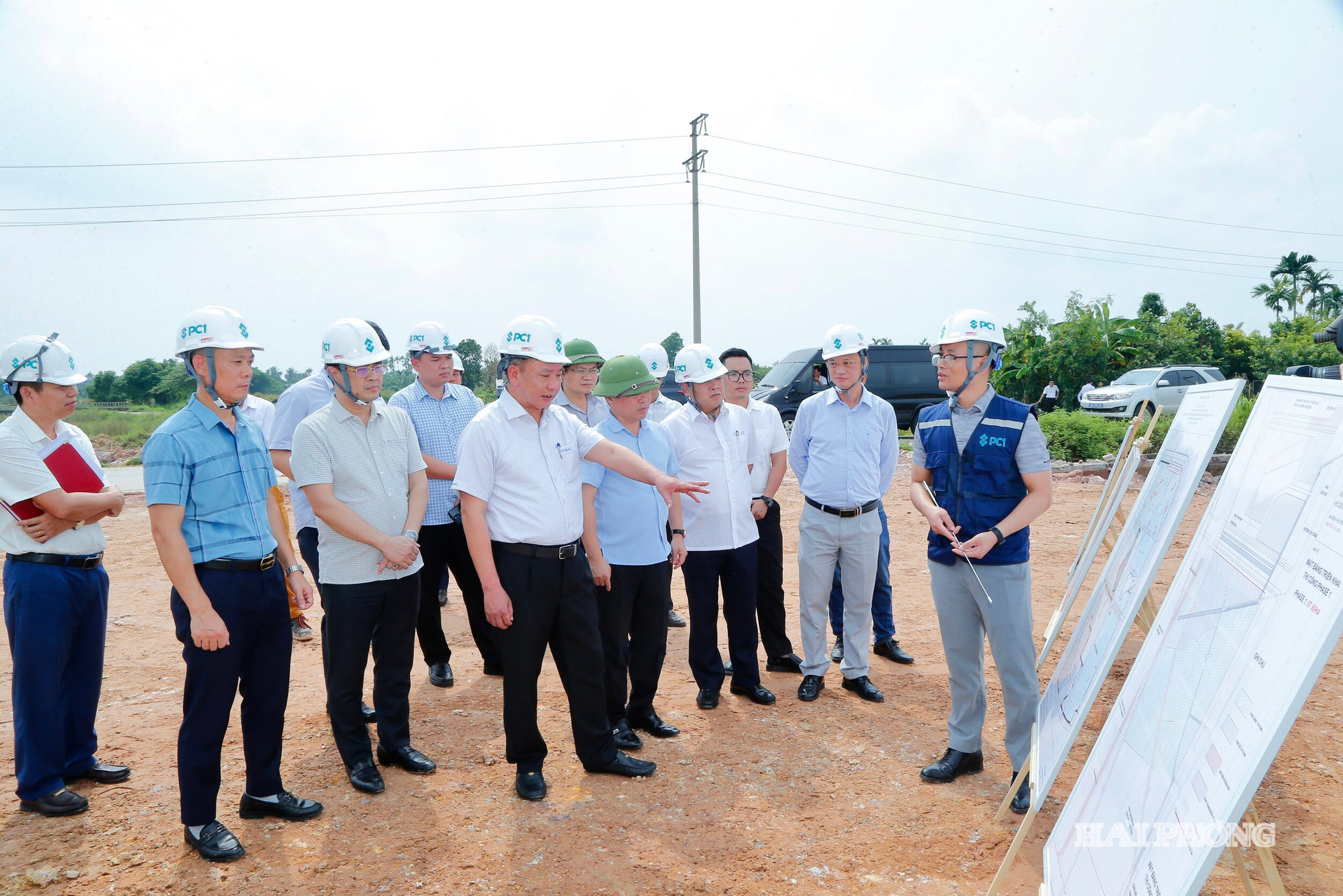 Đồng chí Trần Văn Quân, Phó chủ tịch UBND thành phố kiểm tra tiến độ thực hiện Dự án Khu công nghiệp Nomura-giai đoạn 2 tại phường Hồng An.