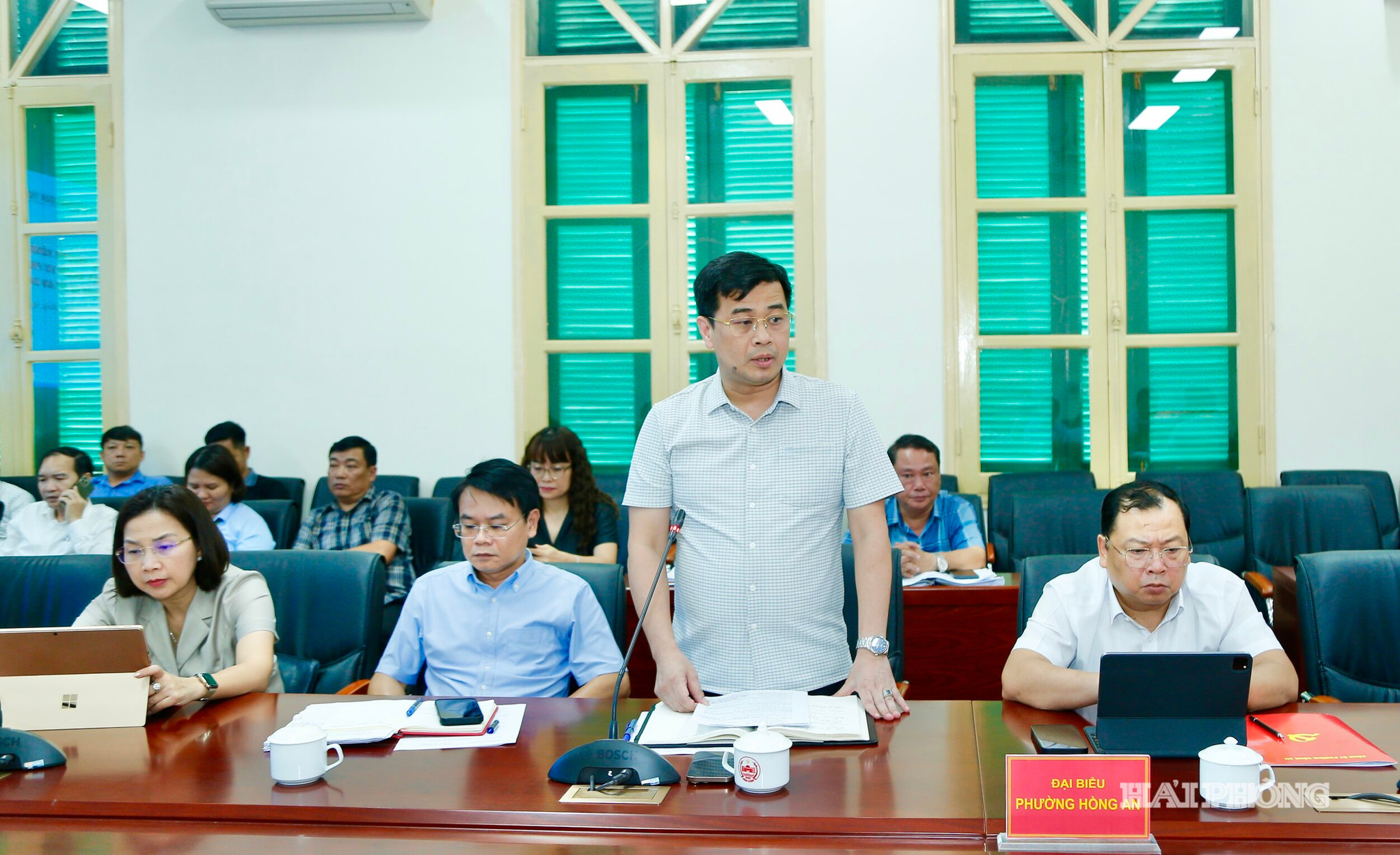 Lãnh đạo phường Hồng An báo cáo tại cuộc làm việc.