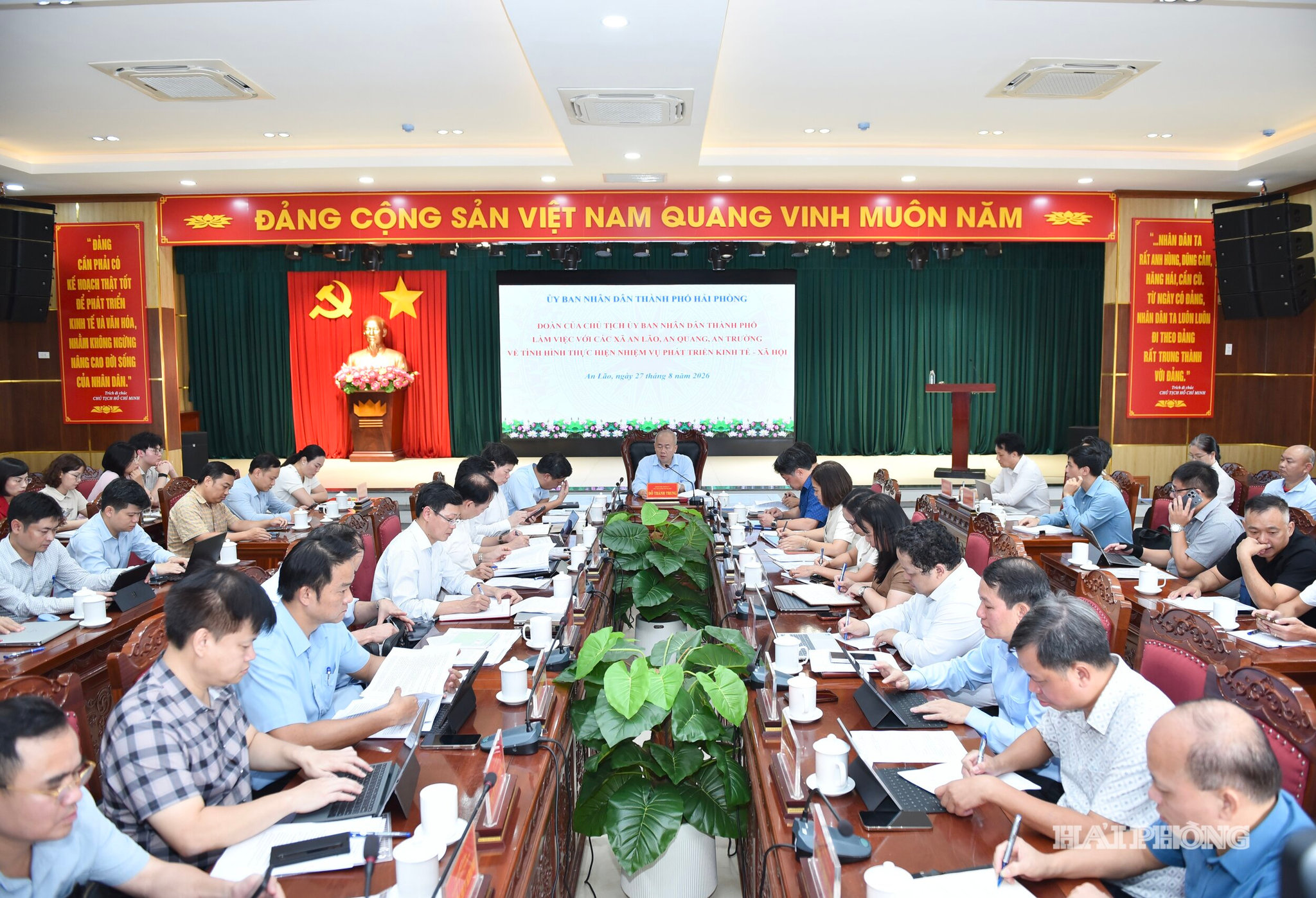 Quang cảnh cuộc làm việc.