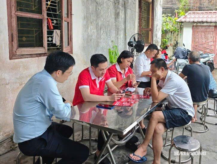 Nhân viên Viettel Hải Phòng hỗ trợ người dân phường Ngô Quyền cài đặt ứng dụng số Tammi OA.