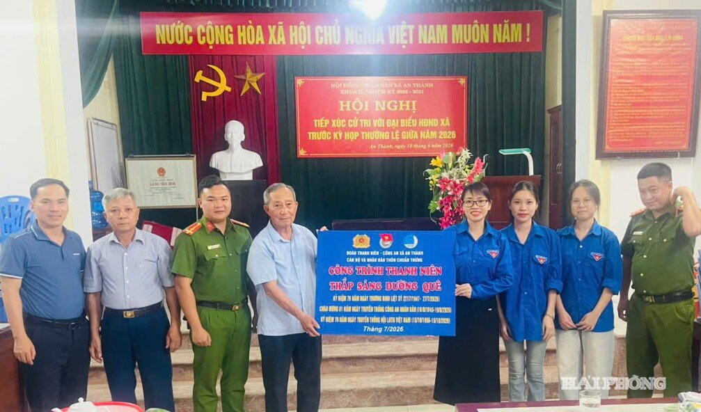Đoàn Thanh niên xã An Thành phối hợp Công an xã bàn giao công trình “Thắp sáng đường quê” tại thôn Chuẩn Thừng.
