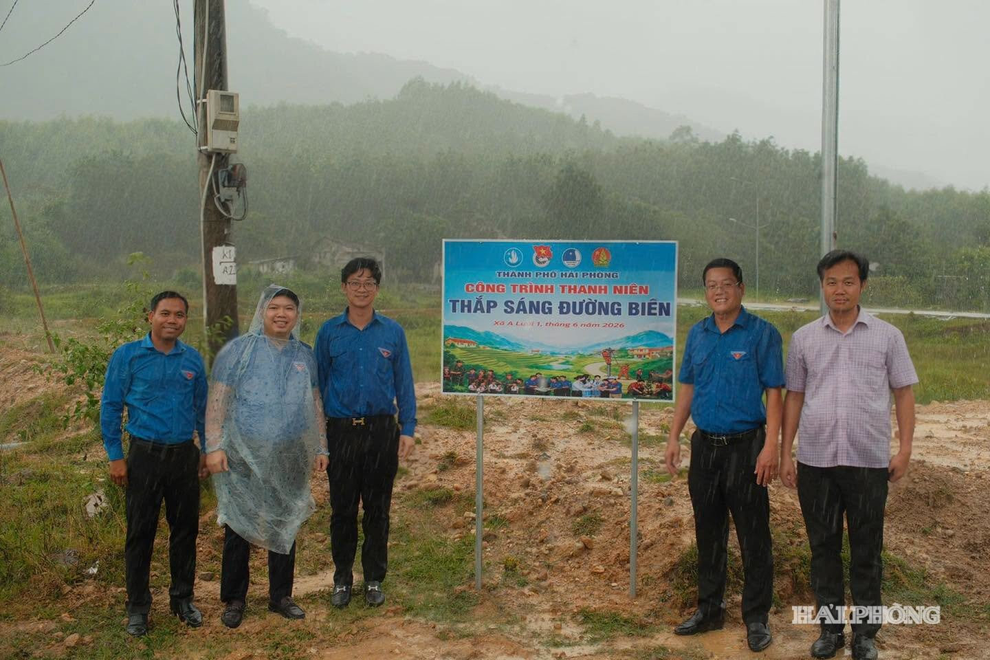 Lãnh đạo Thành đoàn Hải Phòng trao tặng công trình thanh niên 