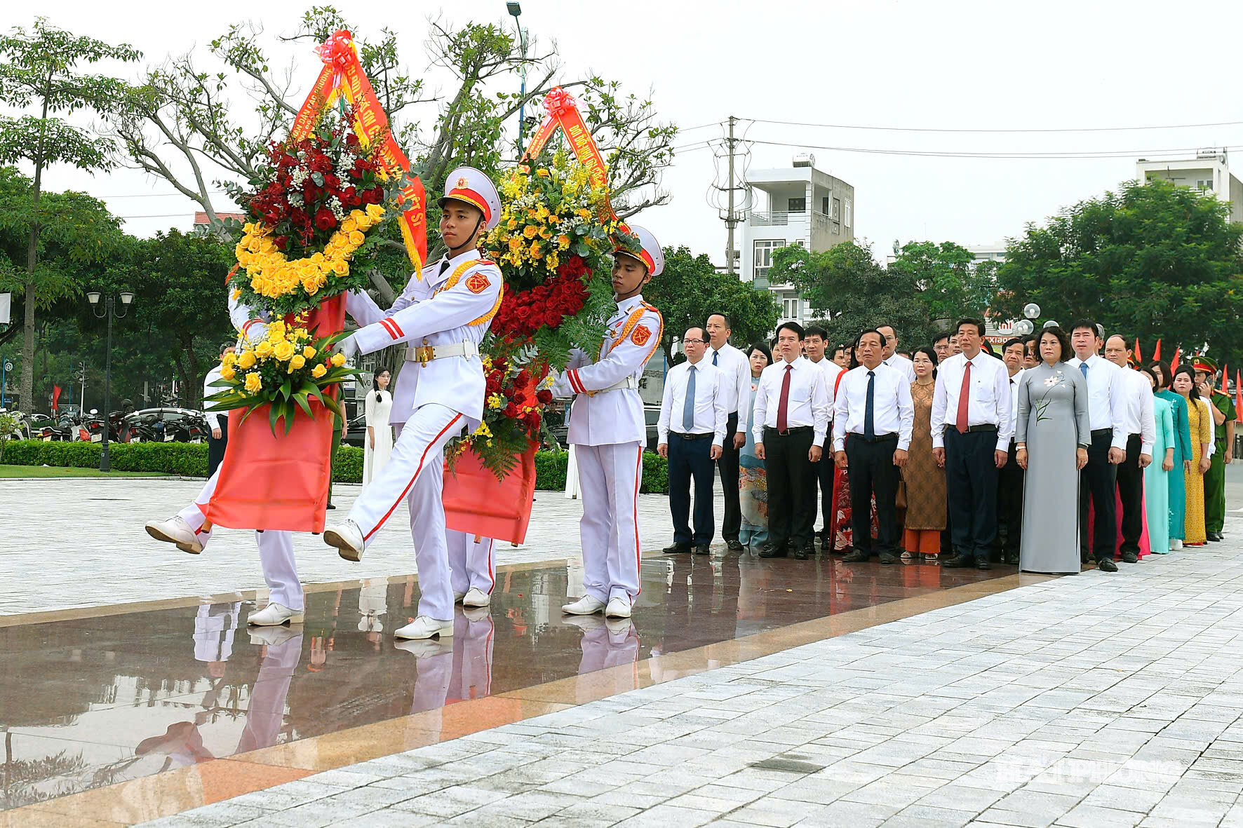 Đồng chí Phó Bí thư Thành ủy, Chủ tịch HĐND thành phố Lê Văn Hiệu và các đại biểu dâng hương tại Đài tưởng niệm liệt sĩ ở phường Lê Thanh Nghị.