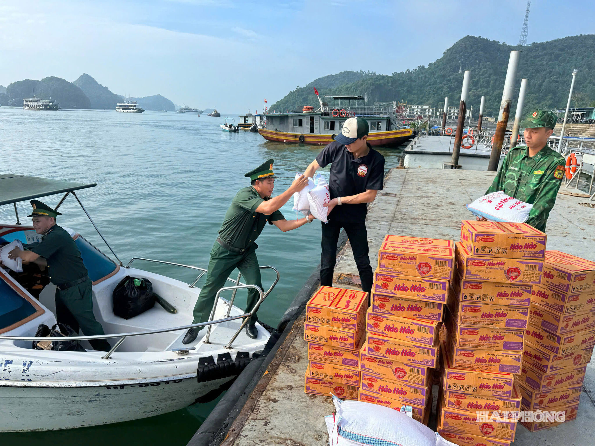 Cán bộ, chiến sĩ Đồn Biên phòng Cát Bà vận chuyển các vật phẩm thiết yếu hỗ trợ bà con.