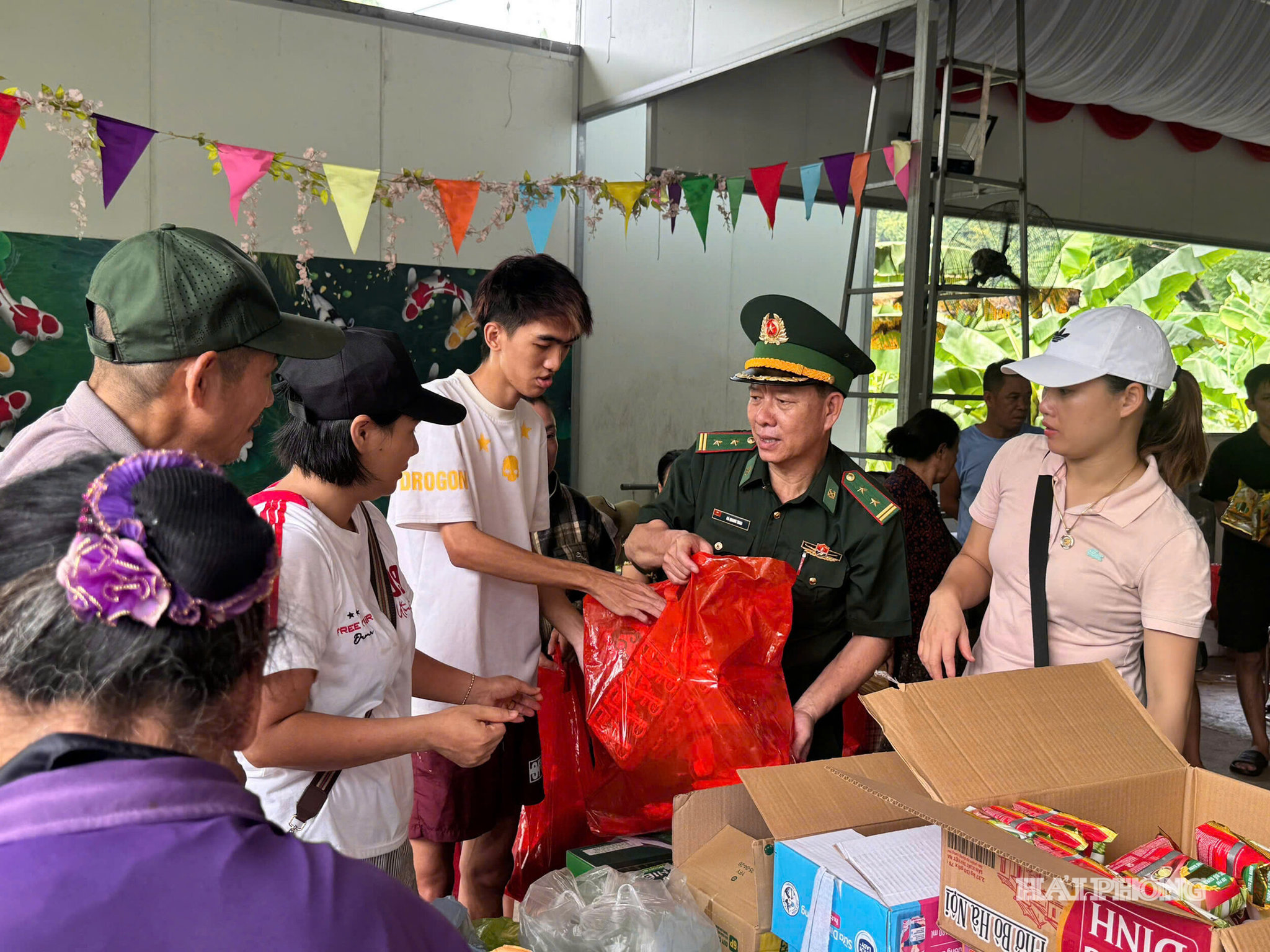 Đơn vị trao tận tay bà con các phần quà.