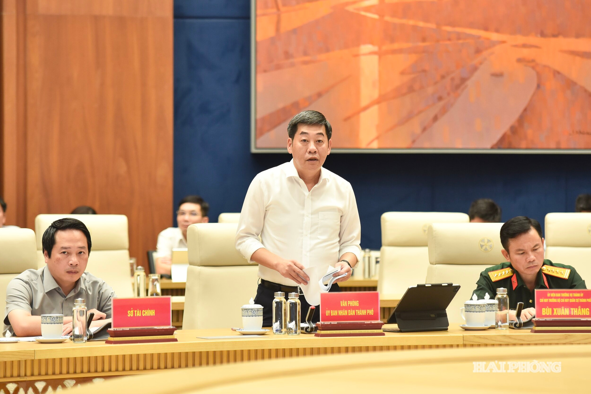 Lãnh đạo Văn phòng UBND thành phố phát biểu tại hội nghị.