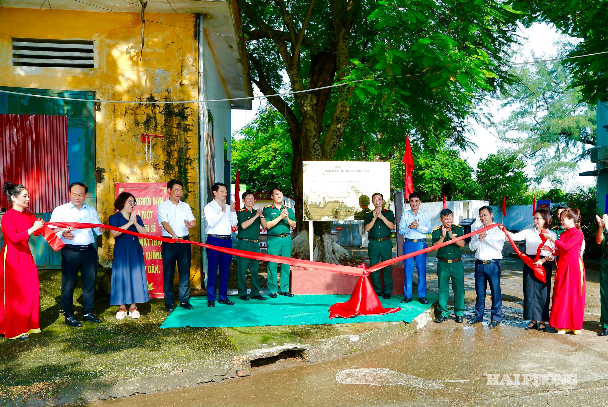 Đại tá Bùi Xuân Thắng, Uỷ viên ban Thường vụ Thành ủy cùng các đại biểu thực hiện nghi thức cắt băng khánh thành, gắn biển công trình di tích 