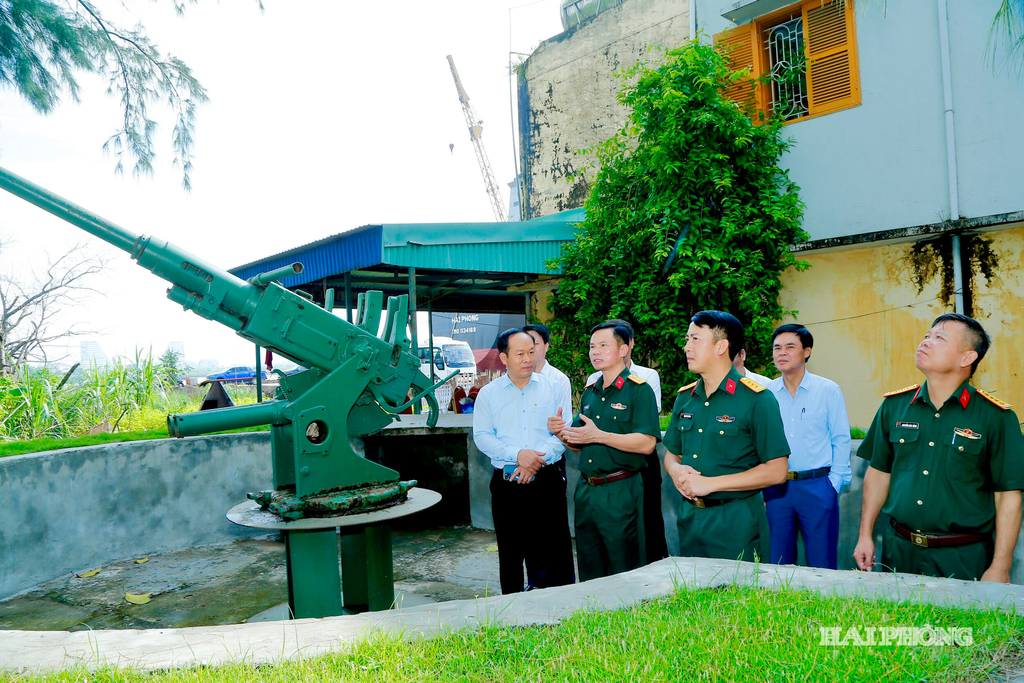 Đại tá Bùi Xuân Thắng, Uỷ viên ban Thường vụ Thành ủy cùng các đại biểu thăm quan công trình di tích 