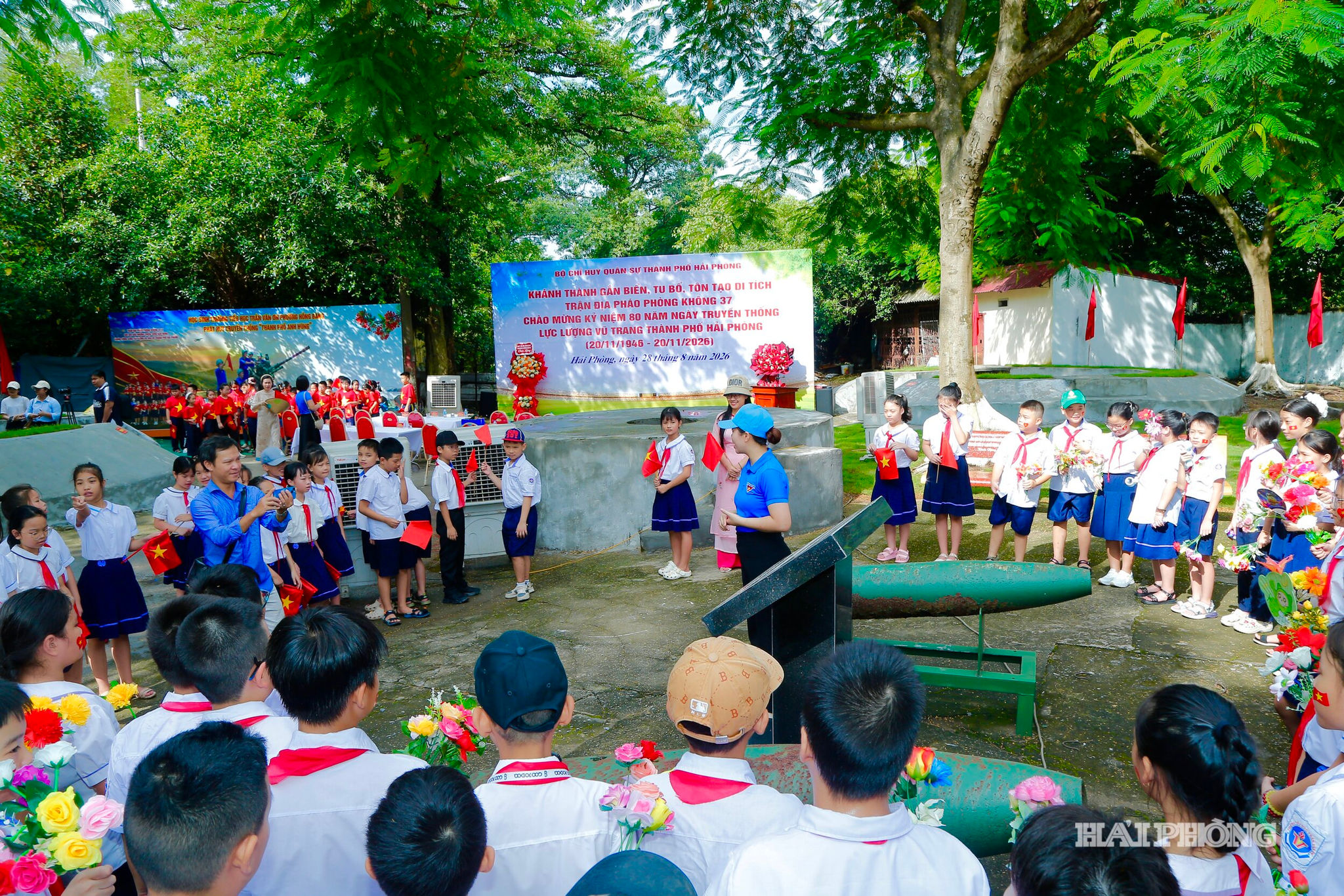 Các em học sinh trường Tiểu học Trần Văn Ơn (phường Hồng Bàng) thăm quan du tích.