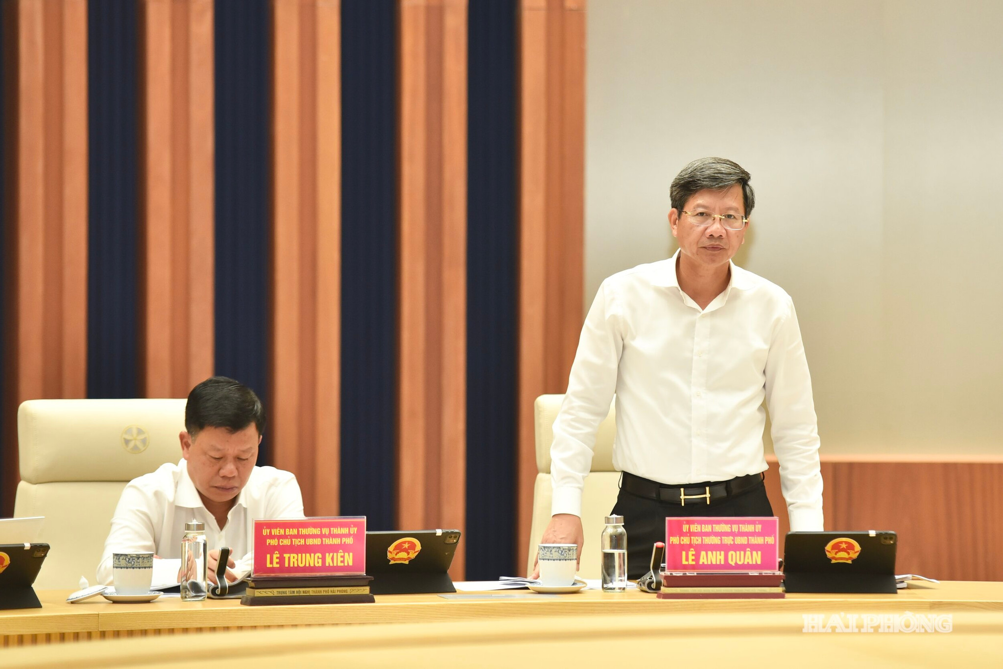 Đồng chí Lê Anh Quân, Uỷ viên Ban Thường vụ Thành ủy, Phó Chủ tịch Thường trực UBND thành phố phát biểu tại hội nghị.