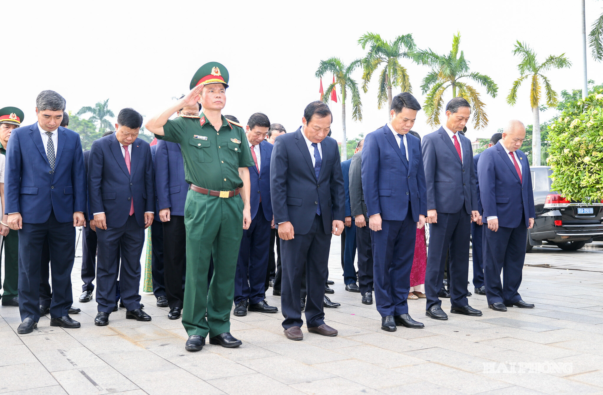 Các đồng chí lãnh đạo thành phố dành phút mặc niệm tưởng nhớ đồng chí Nguyễn Đức Cảnh.