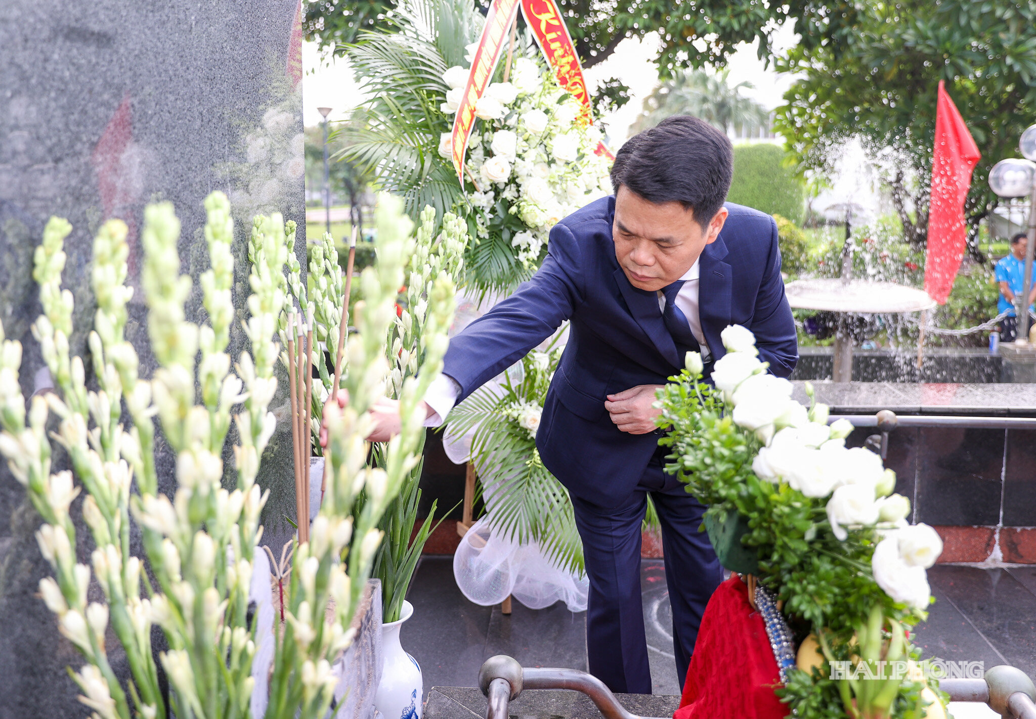 Đồng chí Lê Ngọc Châu, Uỷ viên Trung ương Đảng, Bí thư Thành uỷ, Trưởng Đoàn đại biểu Quốc hội thành phố Hải Phòng dâng hương tưởng niệm đồng chí Nguyễn Đức Cảnh.