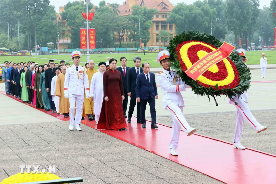 Đoàn đại biểu Ủy ban Trung ương Mặt trận Tổ quốc Việt Nam đến đặt vòng hoa và vào Lăng viếng Chủ tịch Hồ Chí Minh. (Ảnh: An Đăng/TTXVN)