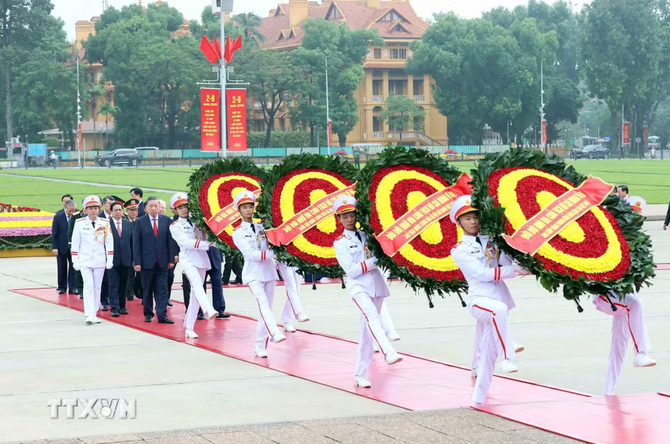 Các đồng chí lãnh đạo, nguyên lãnh đạo Đảng, Nhà nước đặt vòng hoa và vào Lăng viếng Chủ tịch Hồ Chí Minh. (Ảnh: An Đăng/TTXVN)